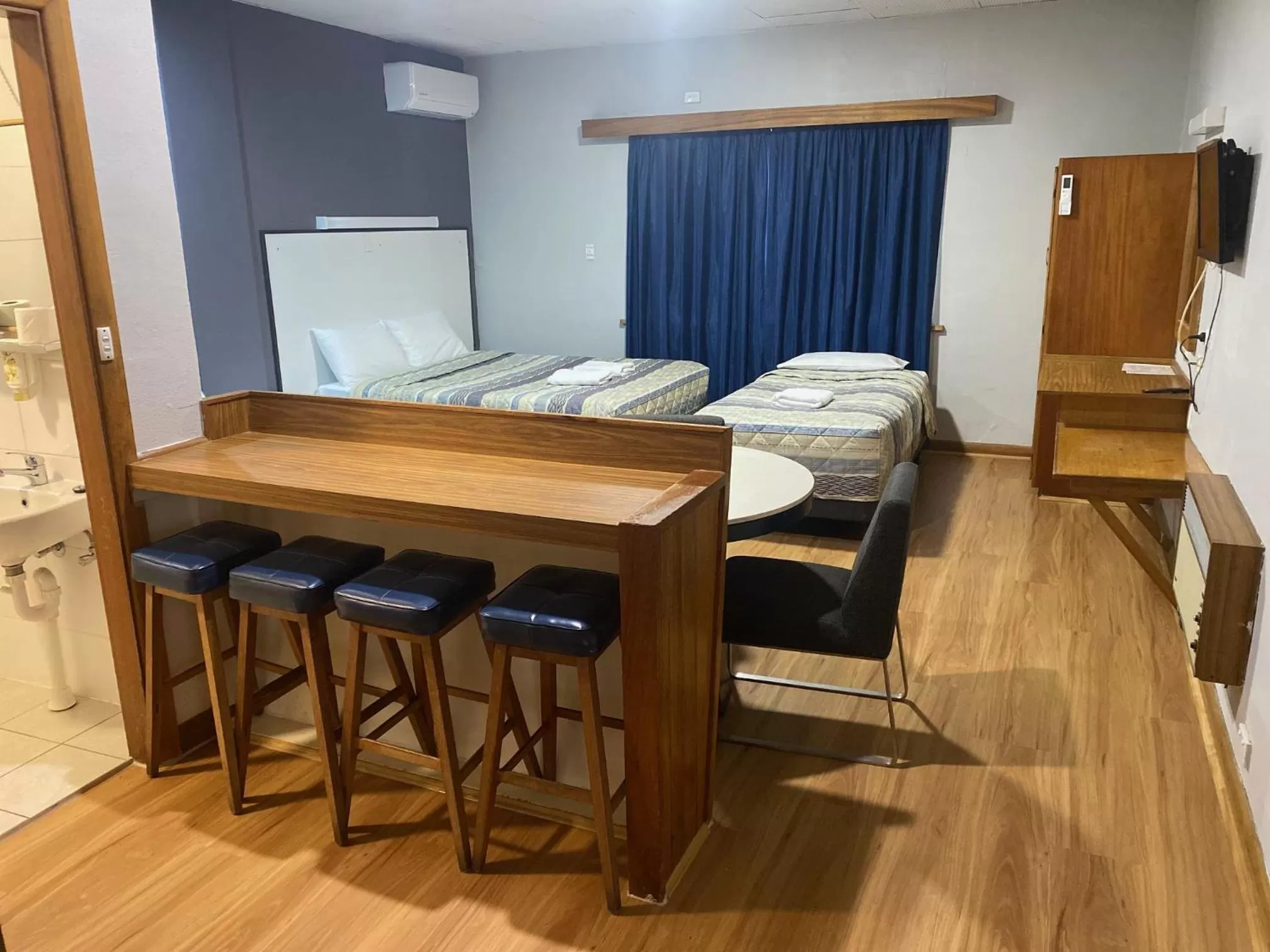 Photo of the whole room, Bed in Tollgate Motel