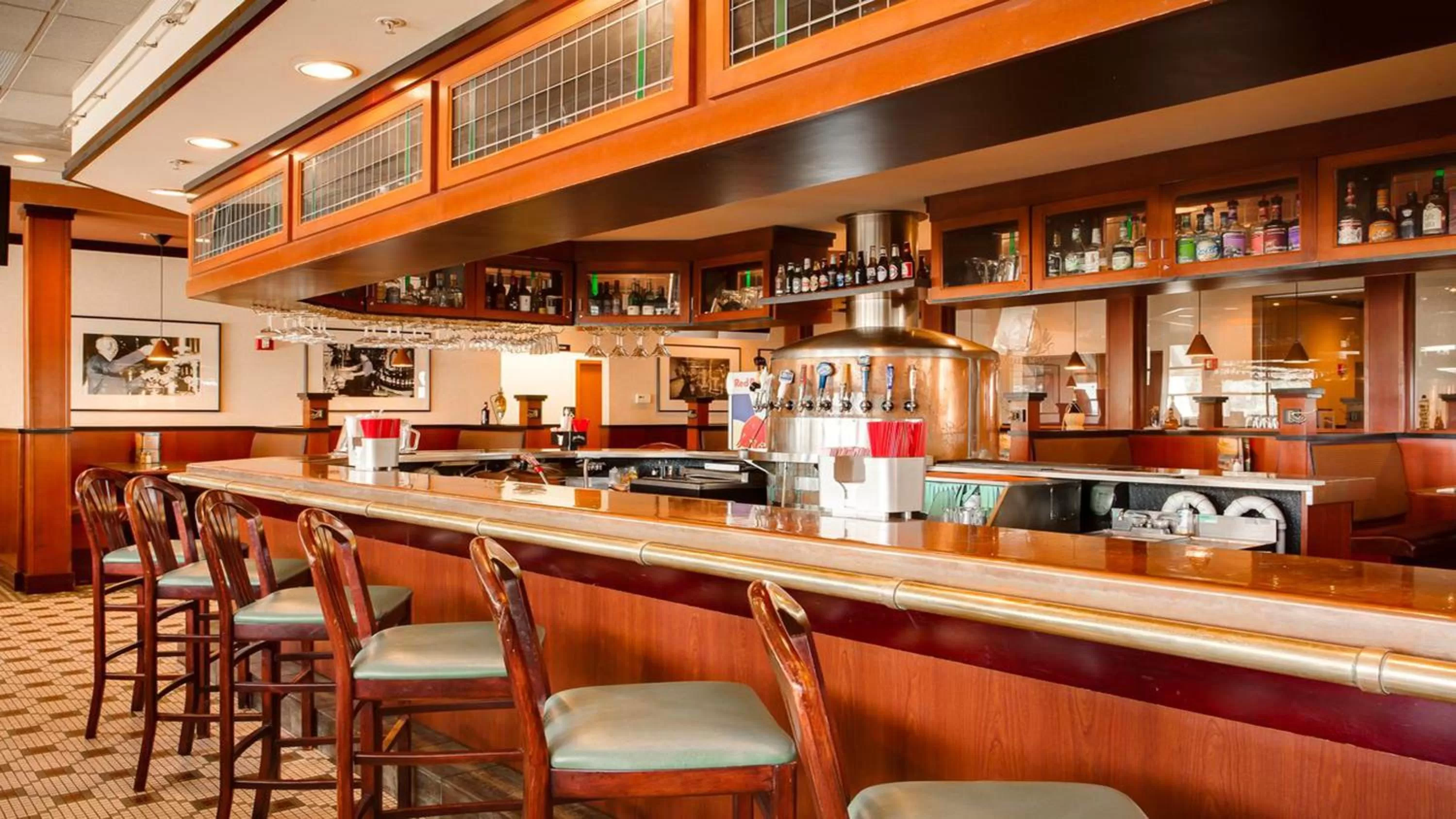Lounge or bar in Holiday Inn Hotel & Suites Overland Park-West by IHG