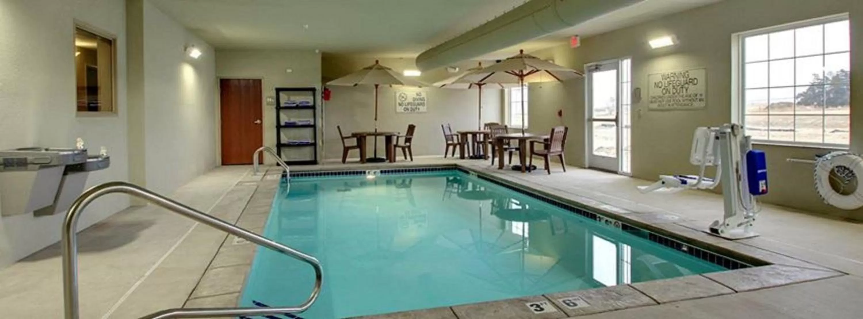 Swimming pool in Cobblestone Hotel & Suites - Broken Bow
