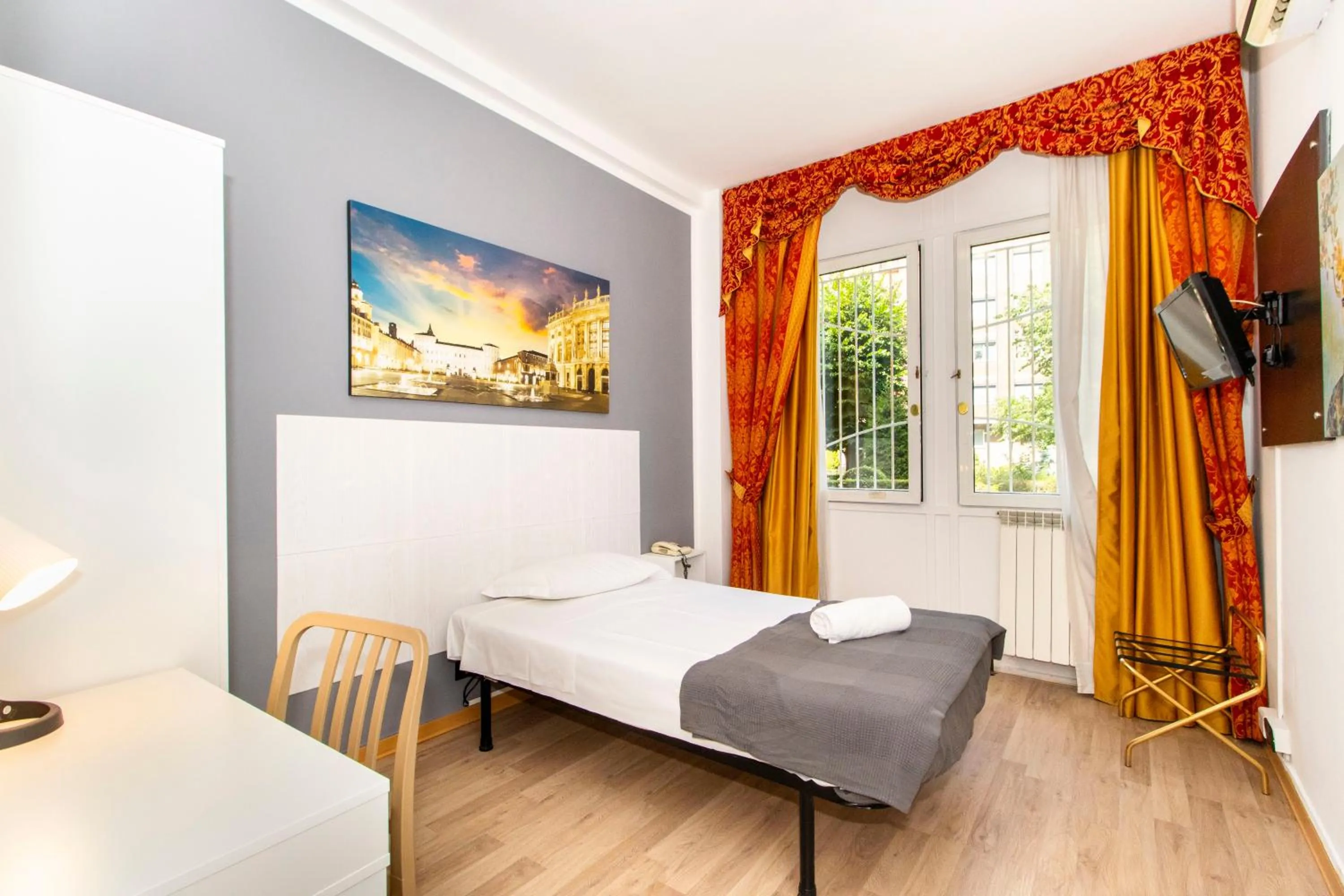 View (from property/room), Bed in Hotel Cristallo Torino