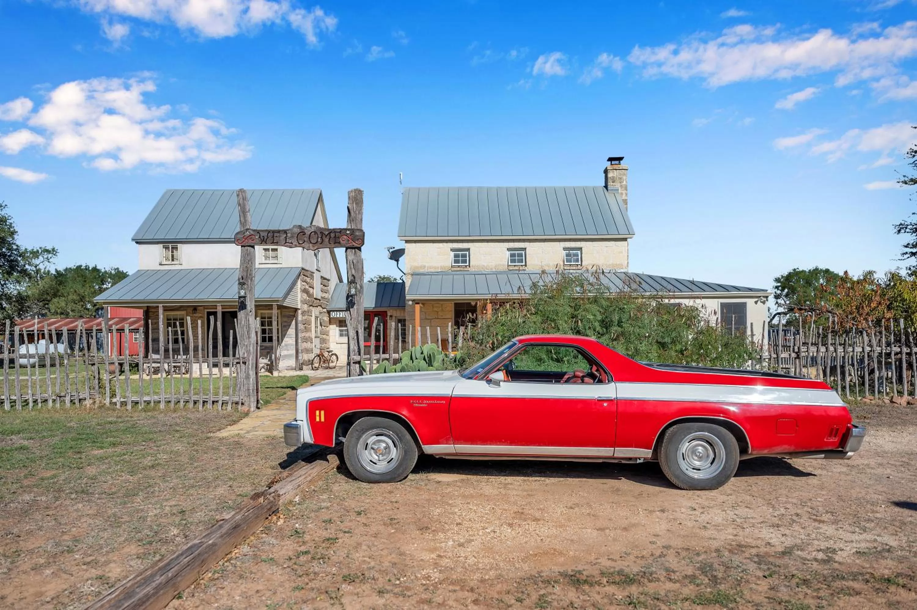 Facade/entrance in Full Moon Inn
