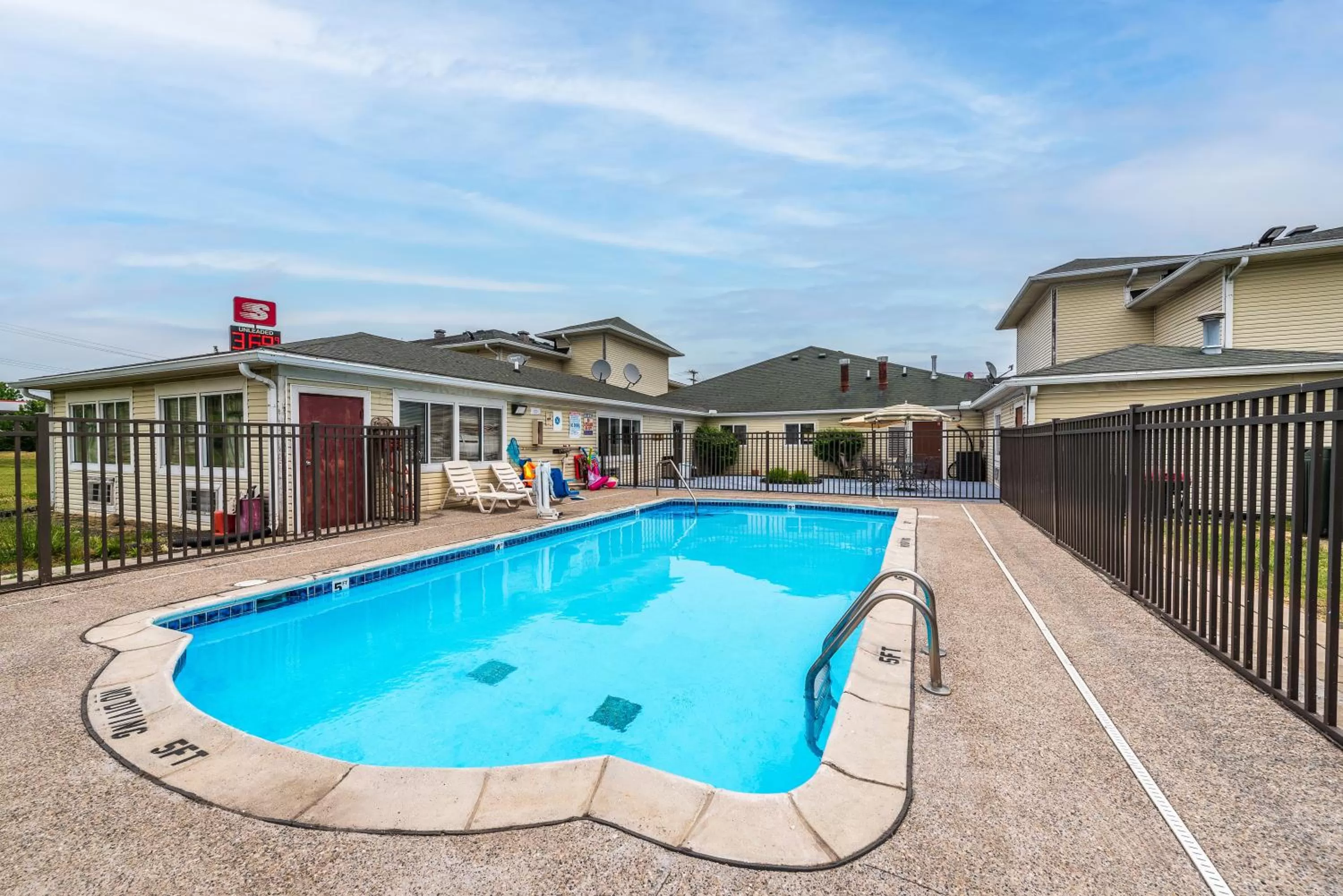 Pool view in American Inn & suites