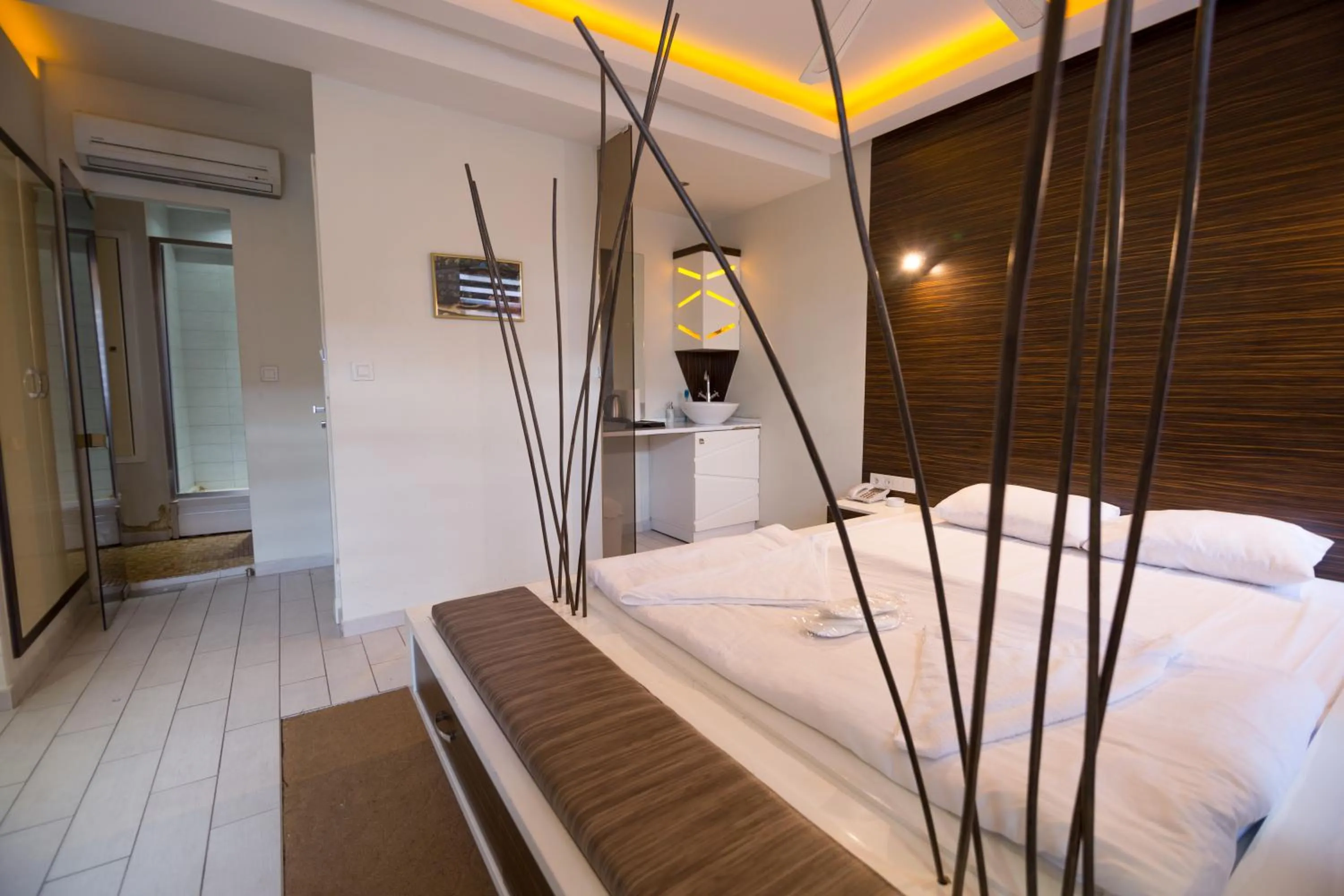 Photo of the whole room, Bed in Element Suites