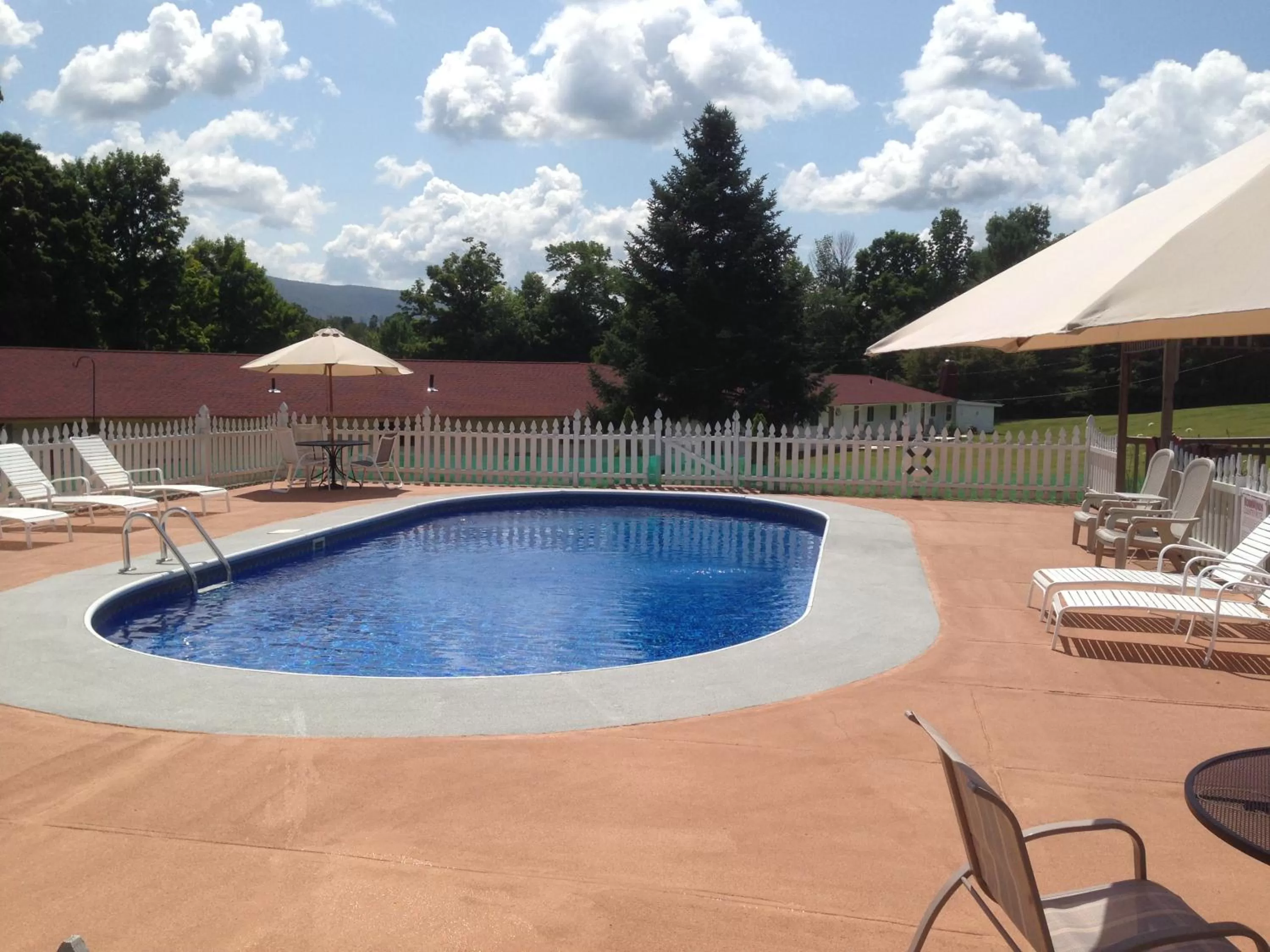 Swimming pool in Four Winds Country Motel