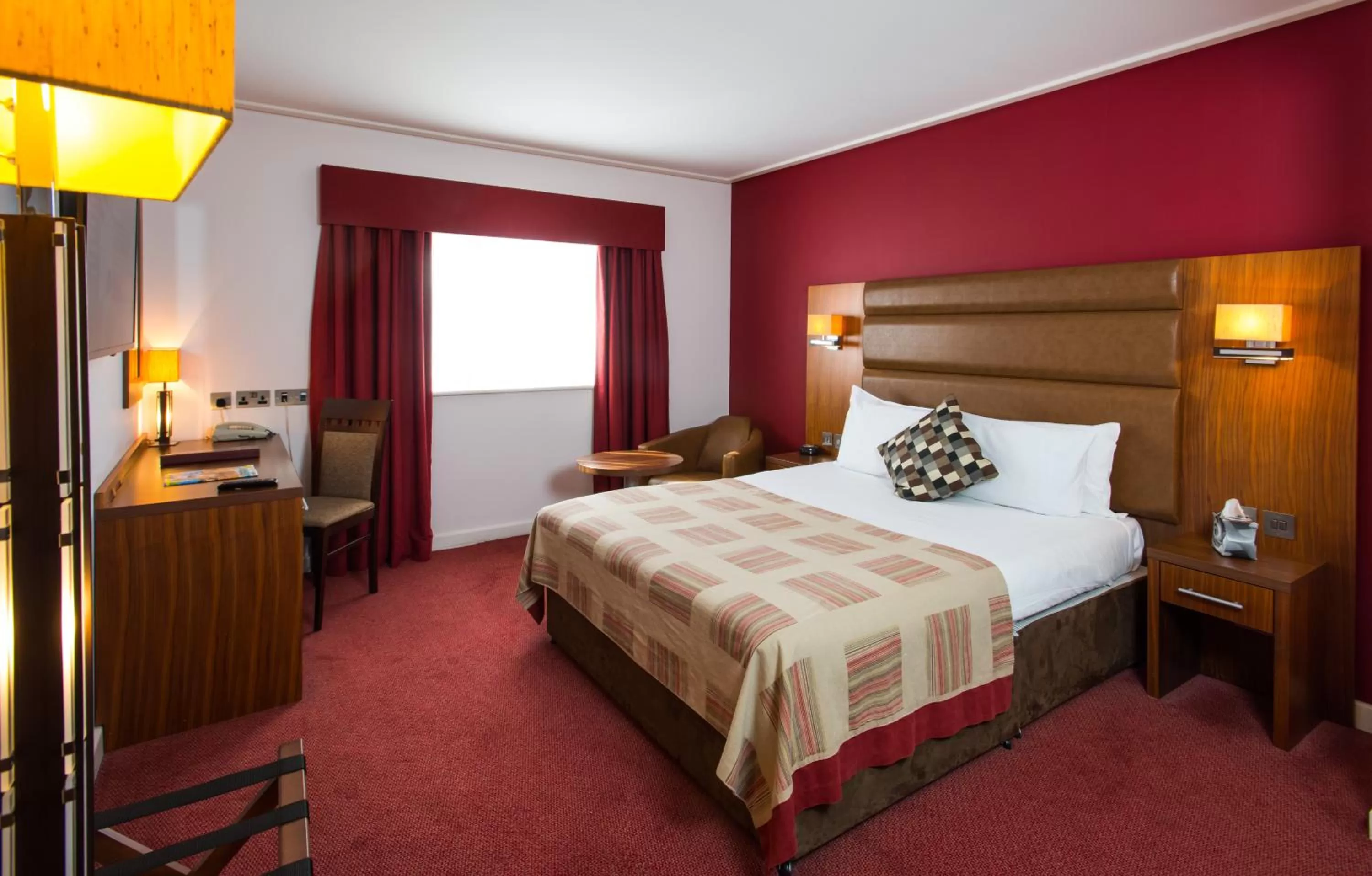 Photo of the whole room, Bed in Mercure Newbury West Grange Hotel