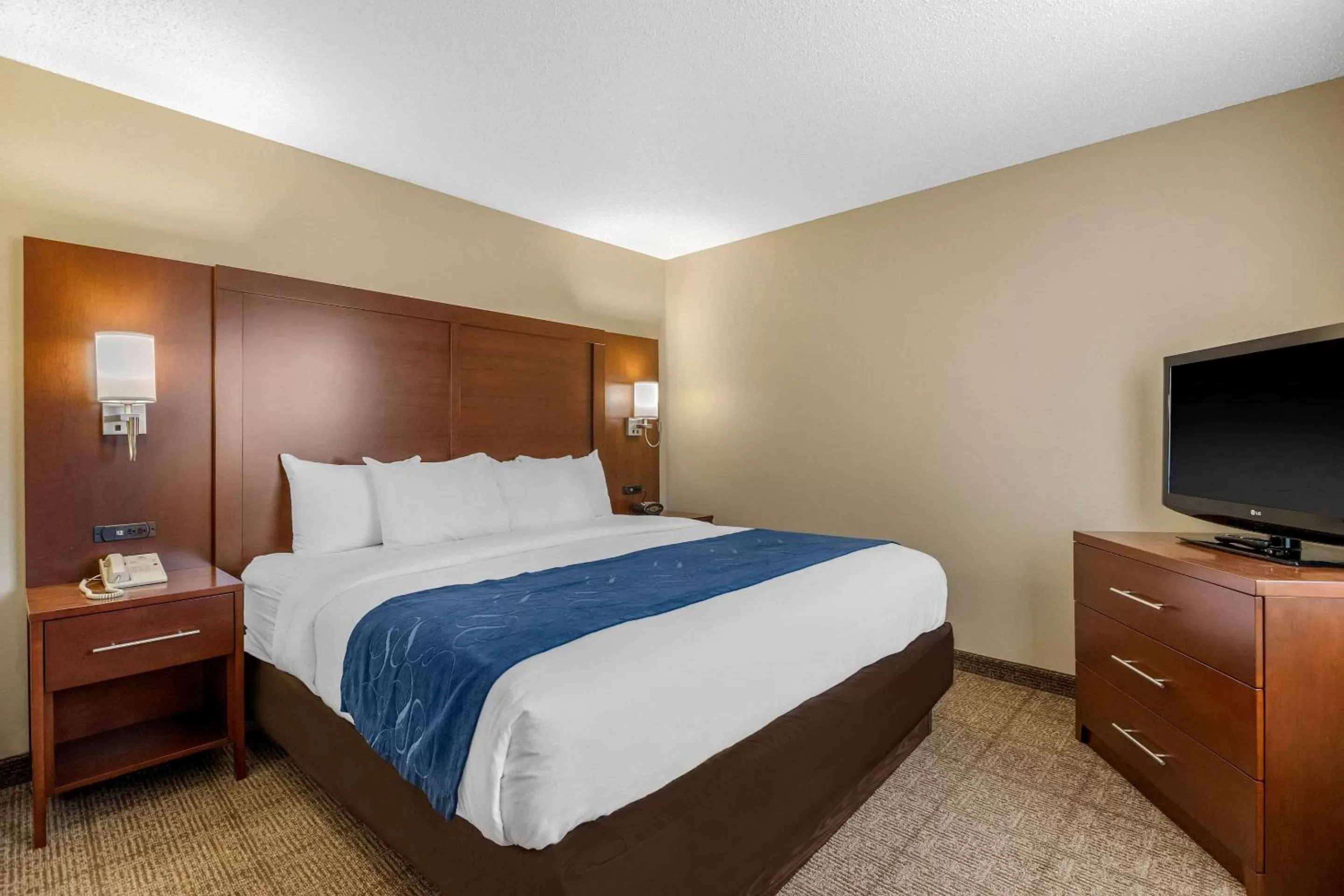 Photo of the whole room, Bed in Comfort Suites