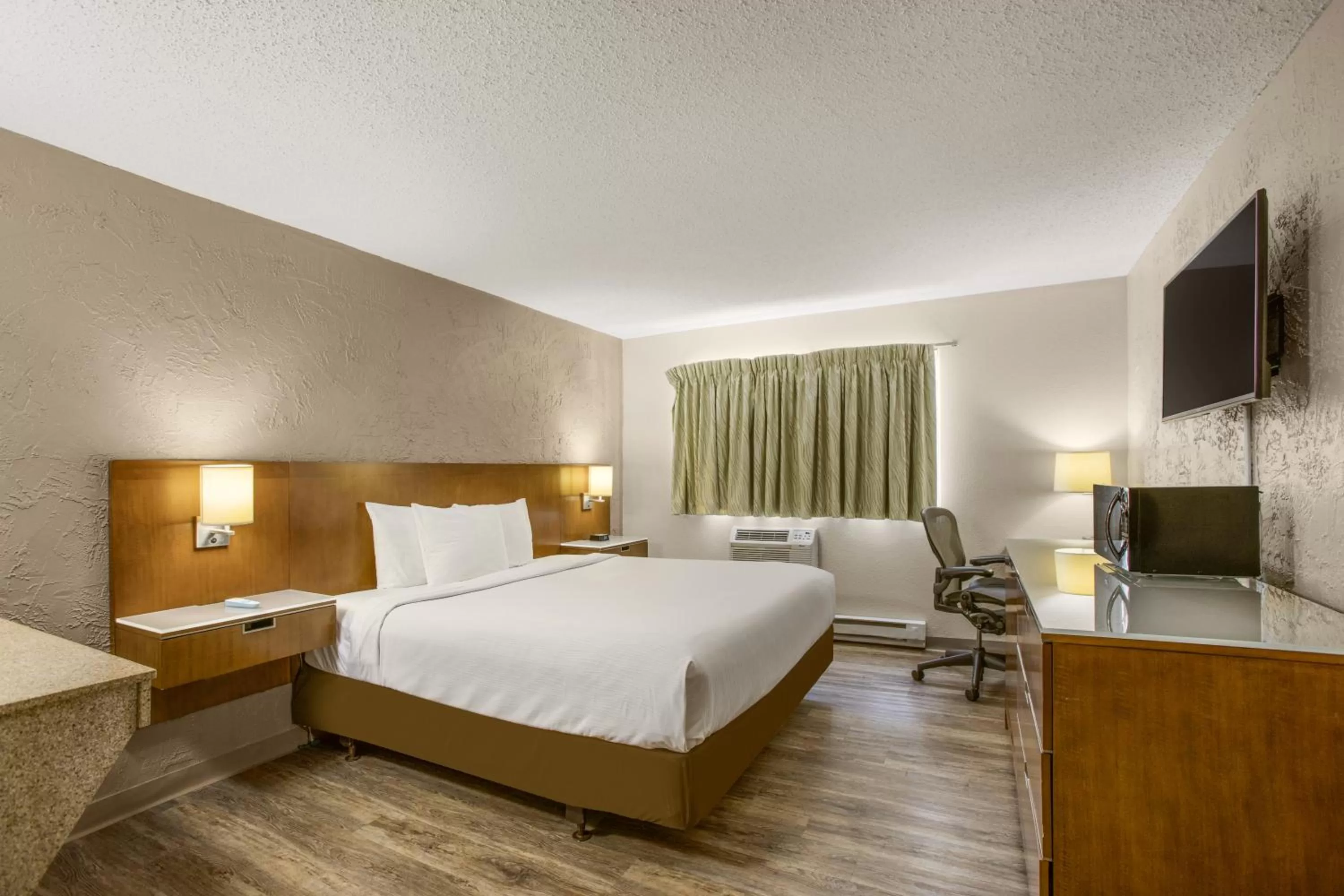 Bedroom, Bed in Rodeway Inn & Suites Grand Rapids Southeast