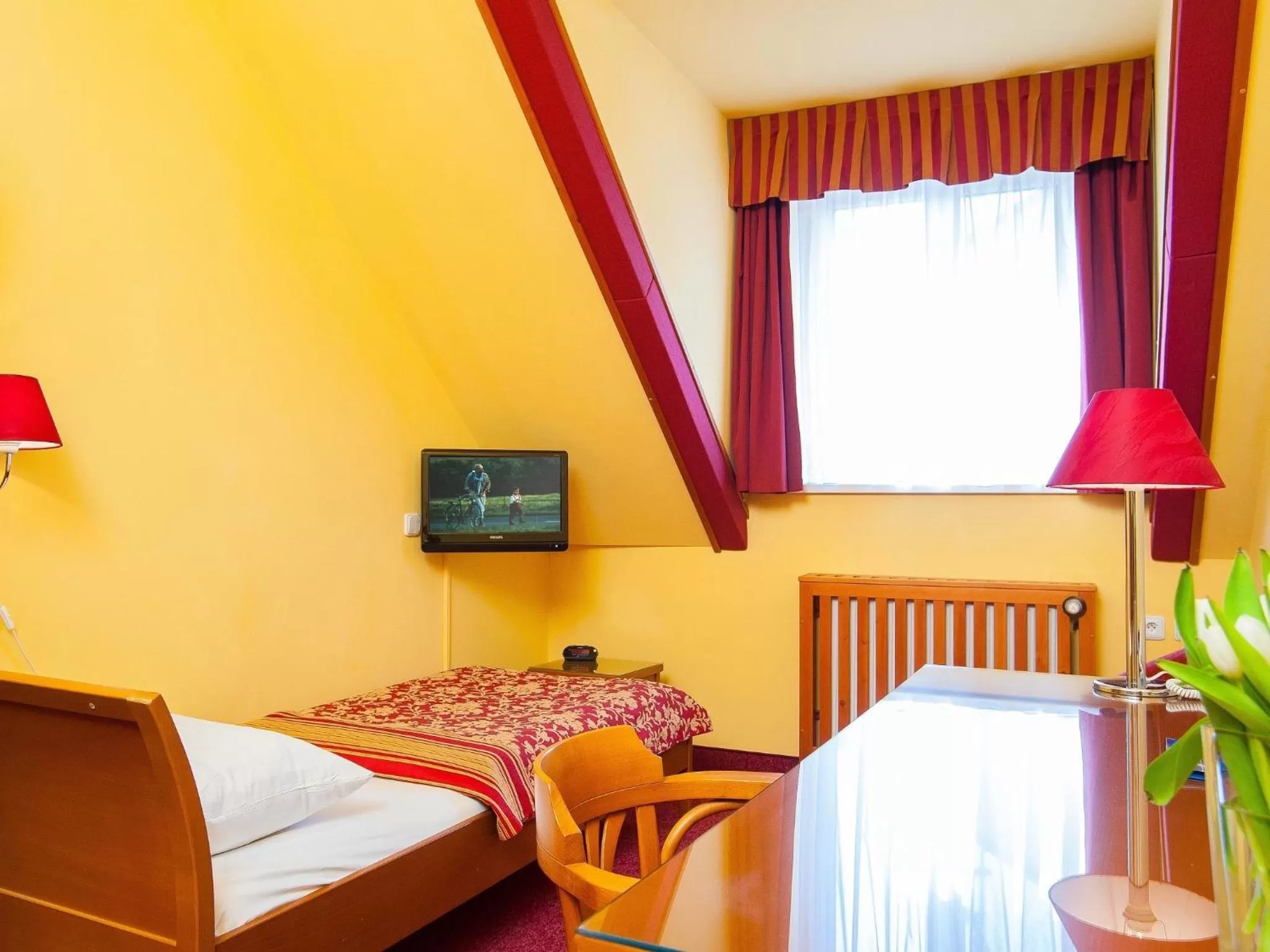 Photo of the whole room, Bed in Cloister Inn Hotel