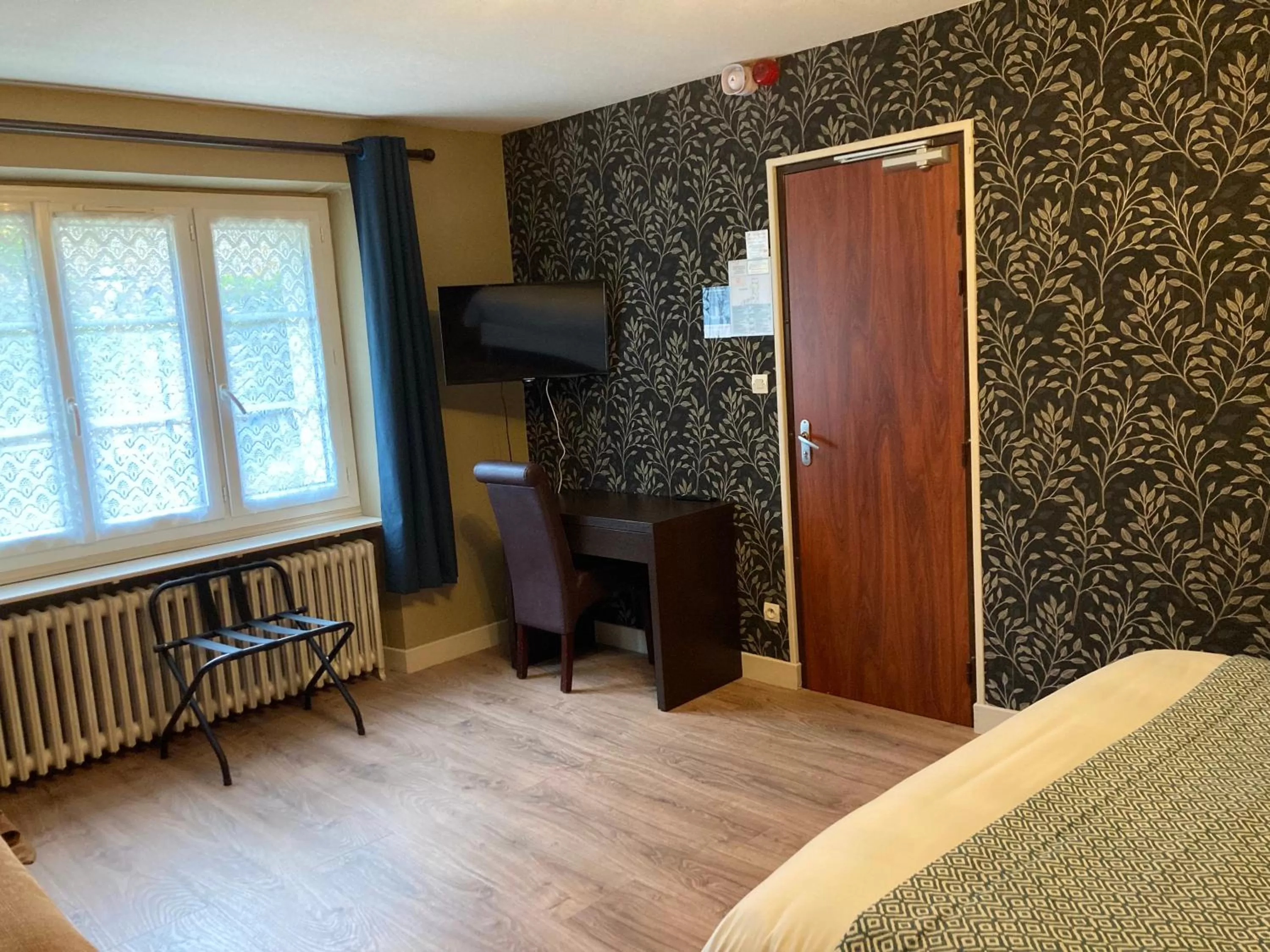 Bedroom, TV/Entertainment Center in Hotel Le Bon Laboureur