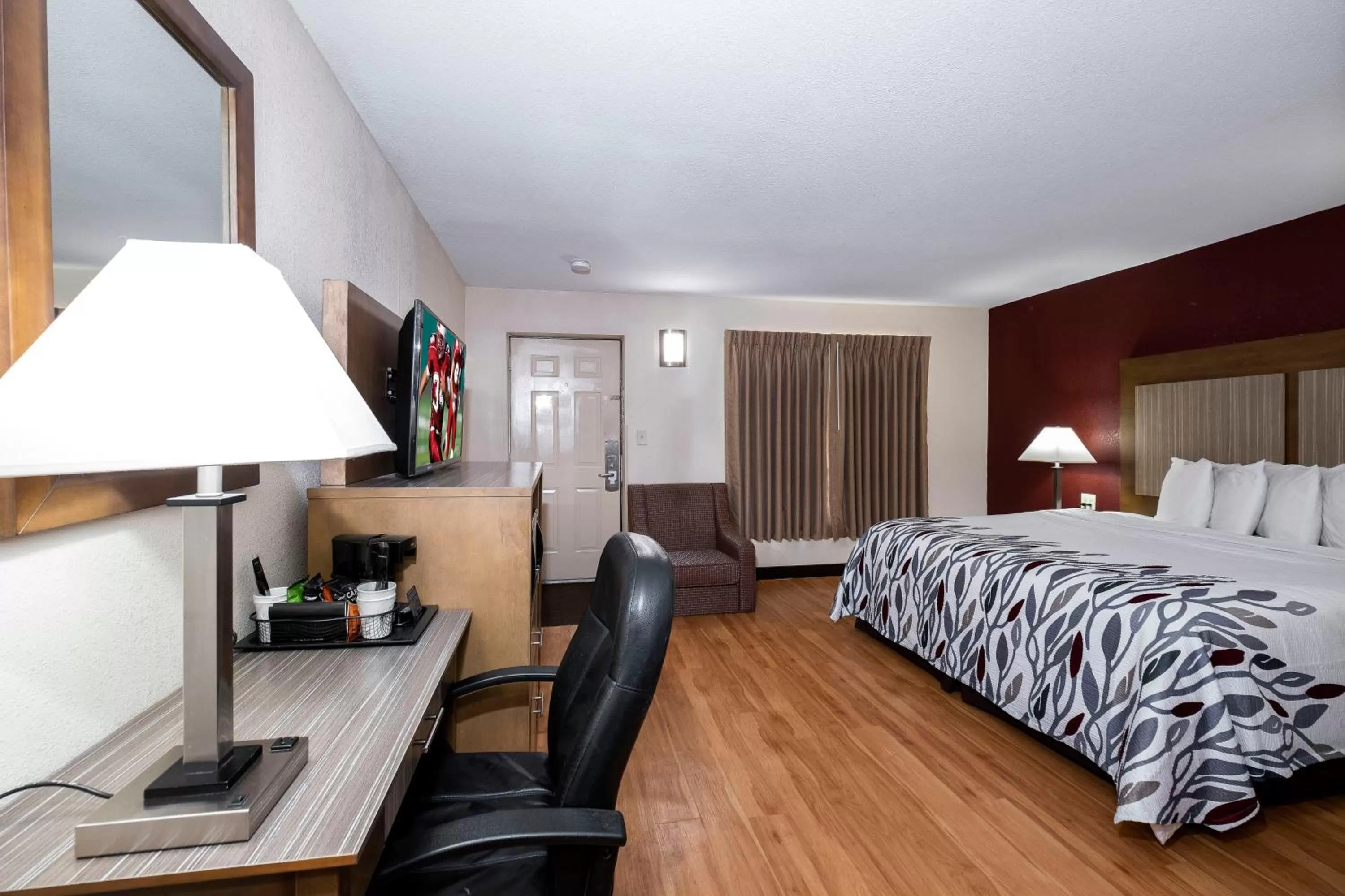 Bedroom, Bed in Red Roof Inn Neptune - Jersey Shore