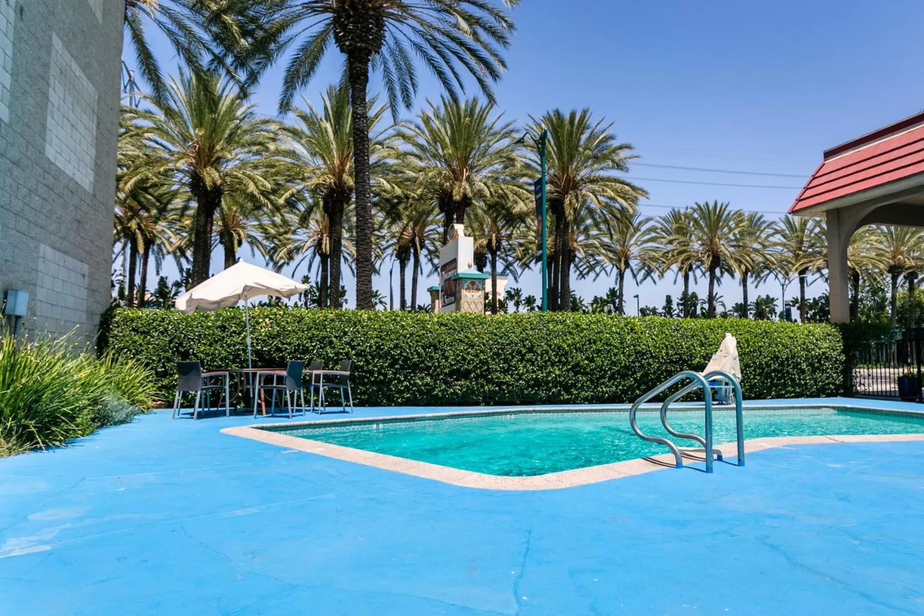 Swimming pool in Anaheim Discovery Inn and Suites