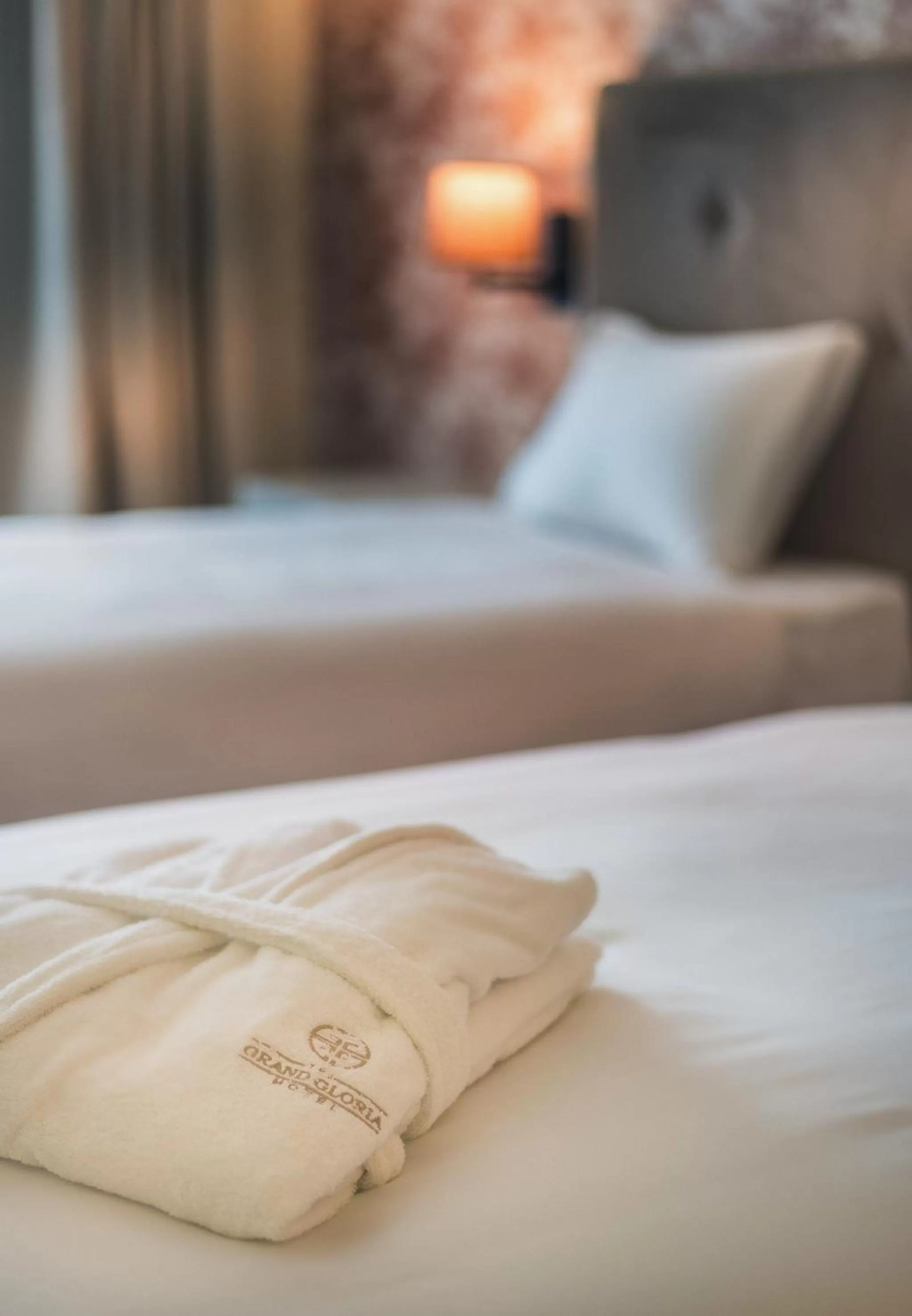 Bathroom, Bed in The Grand Gloria Hotel