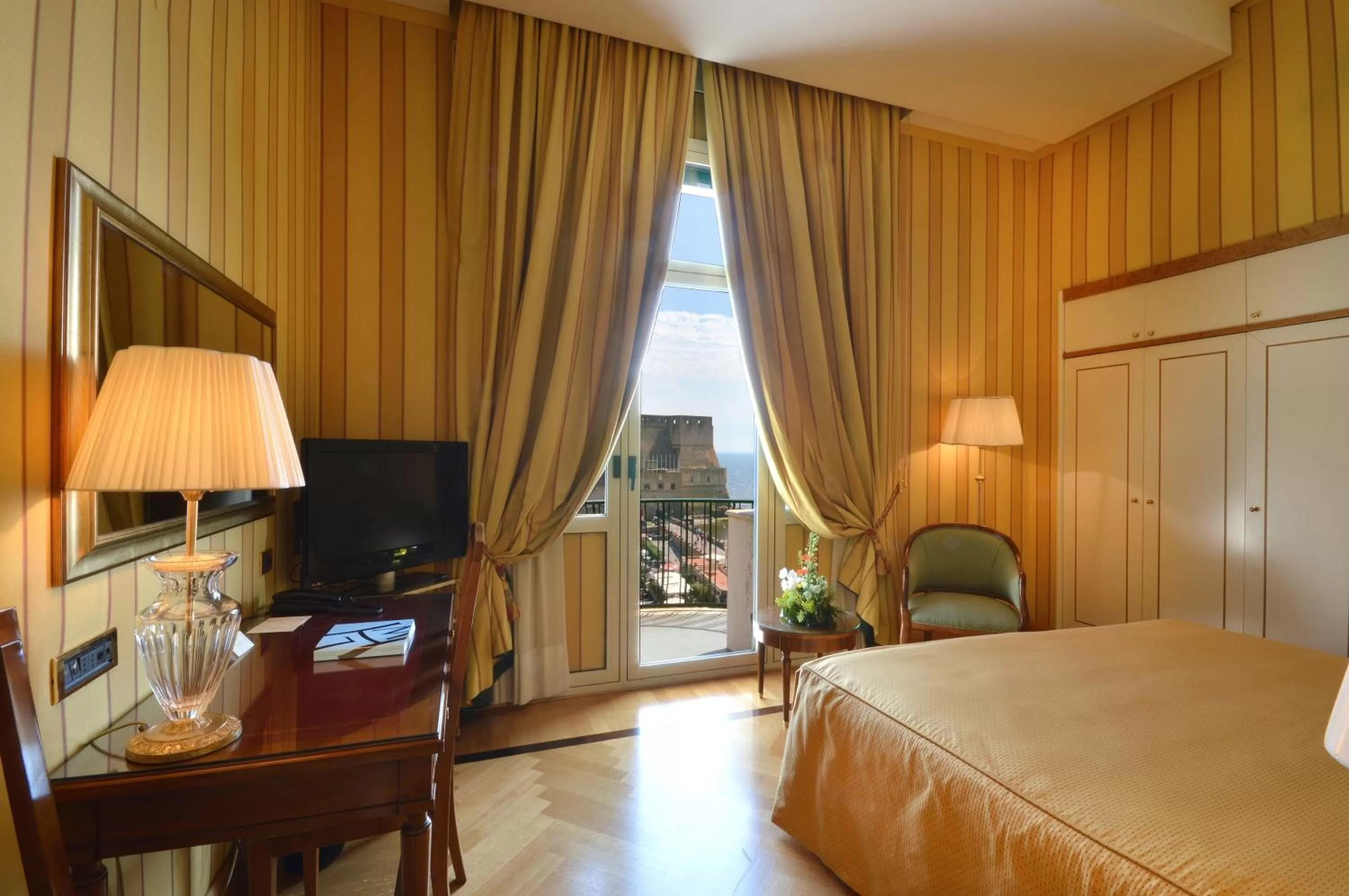 Photo of the whole room, Bed in Grand Hotel Vesuvio