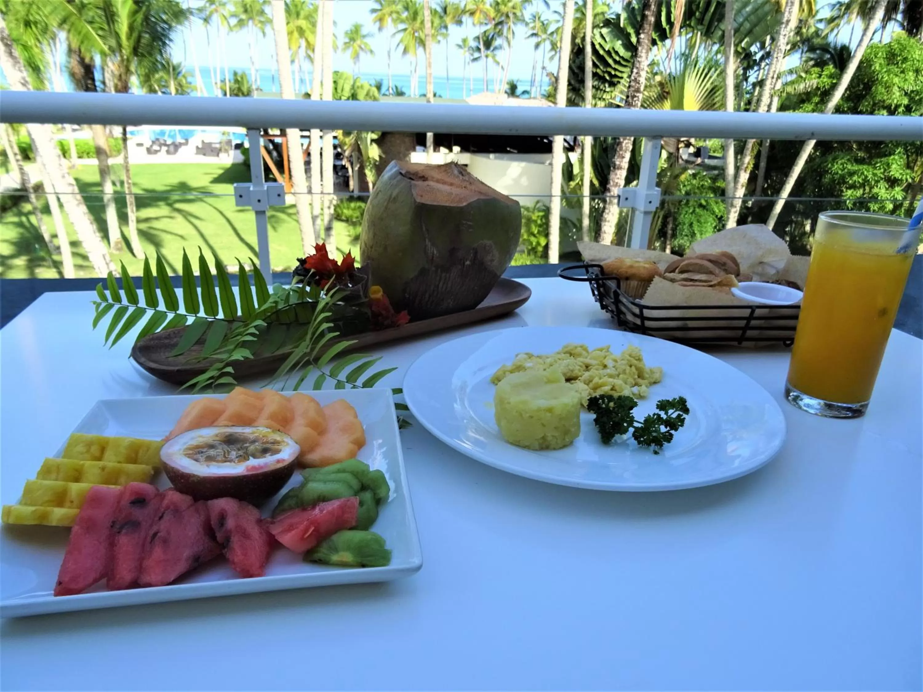 Breakfast in Coson Bay