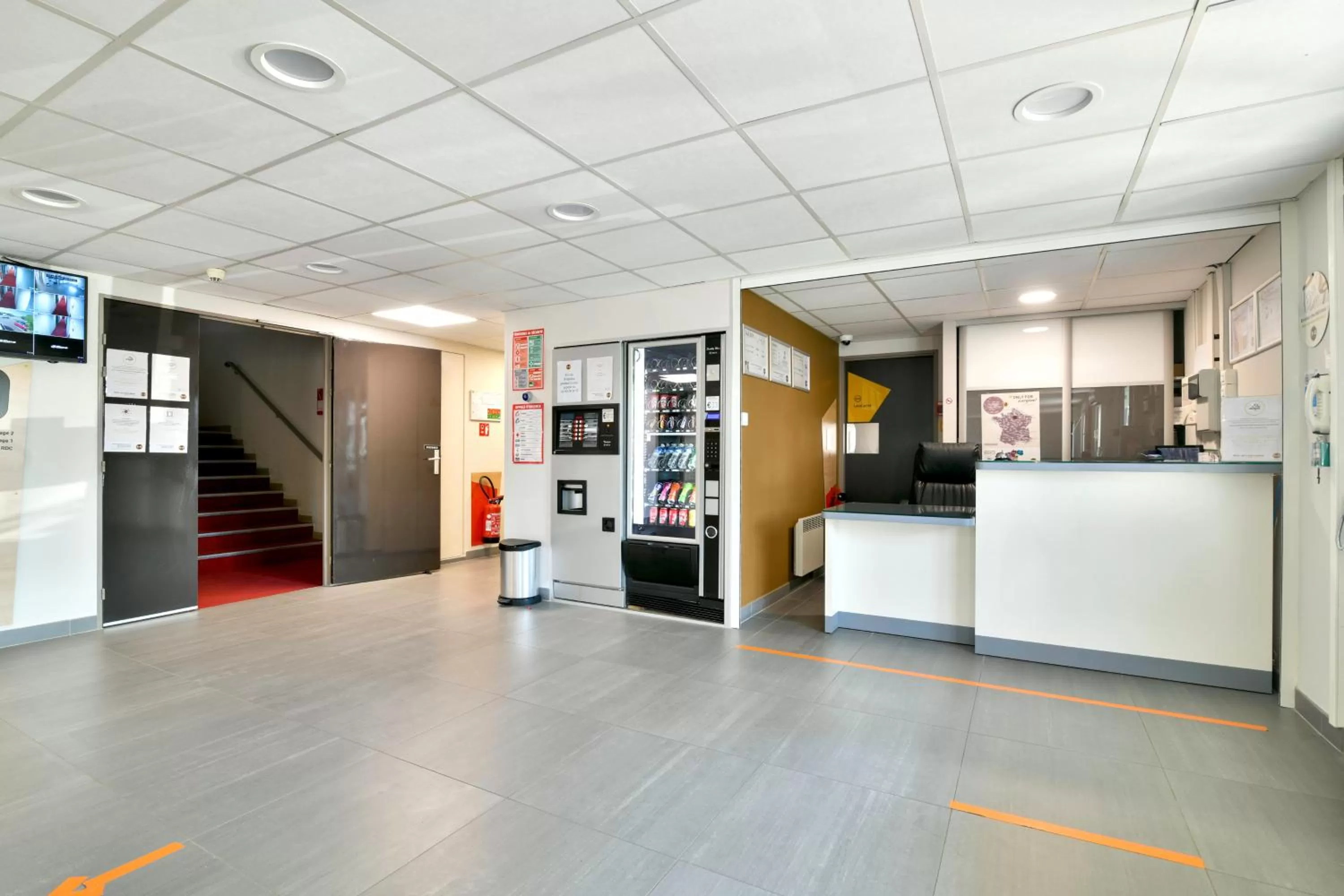 Lobby or reception in B&B HOTEL Bollène