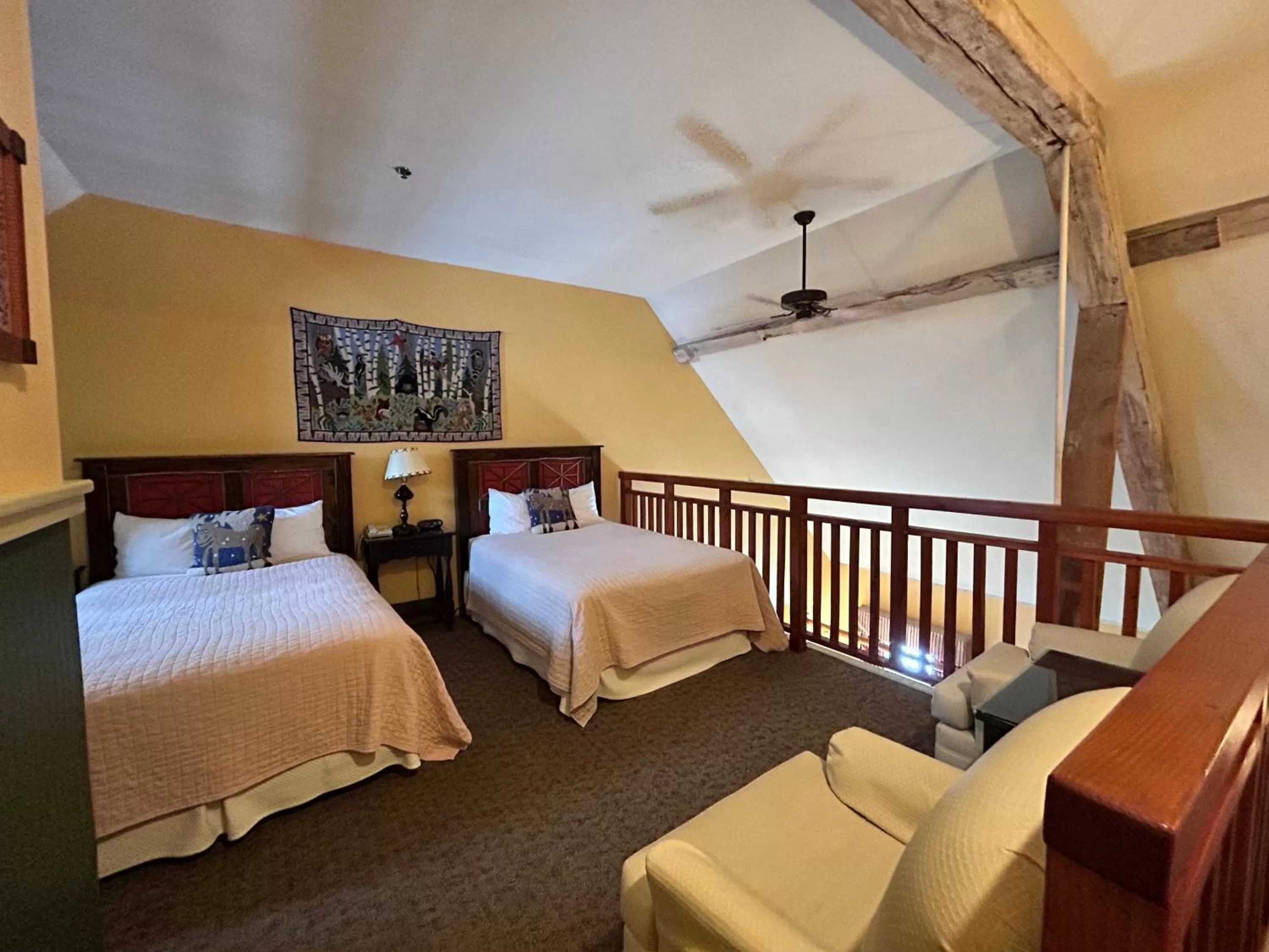 Bed in The Common Man Inn, Spa & Lodge