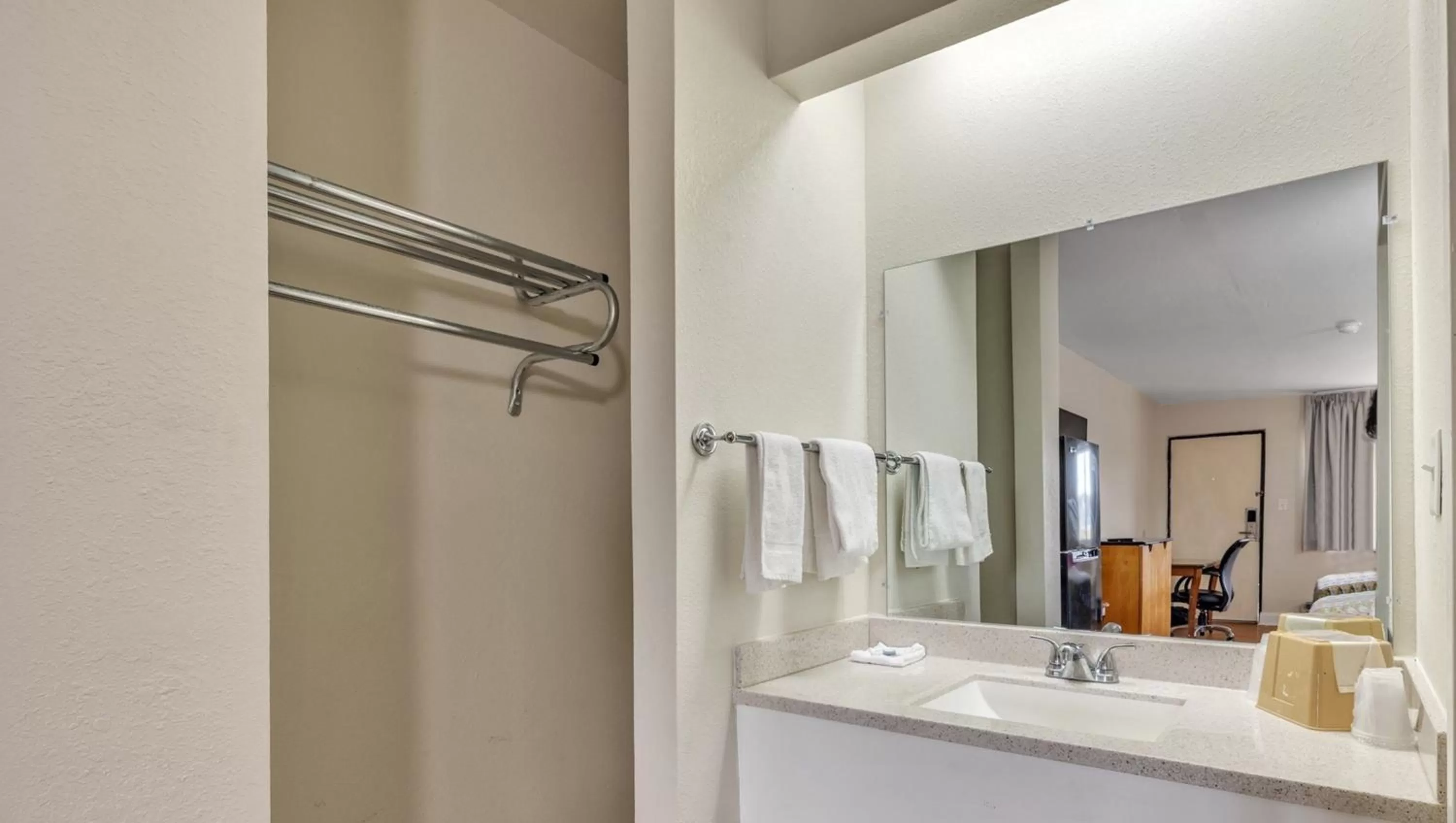 Bathroom in Studios and Suites 4 Less Emporia
