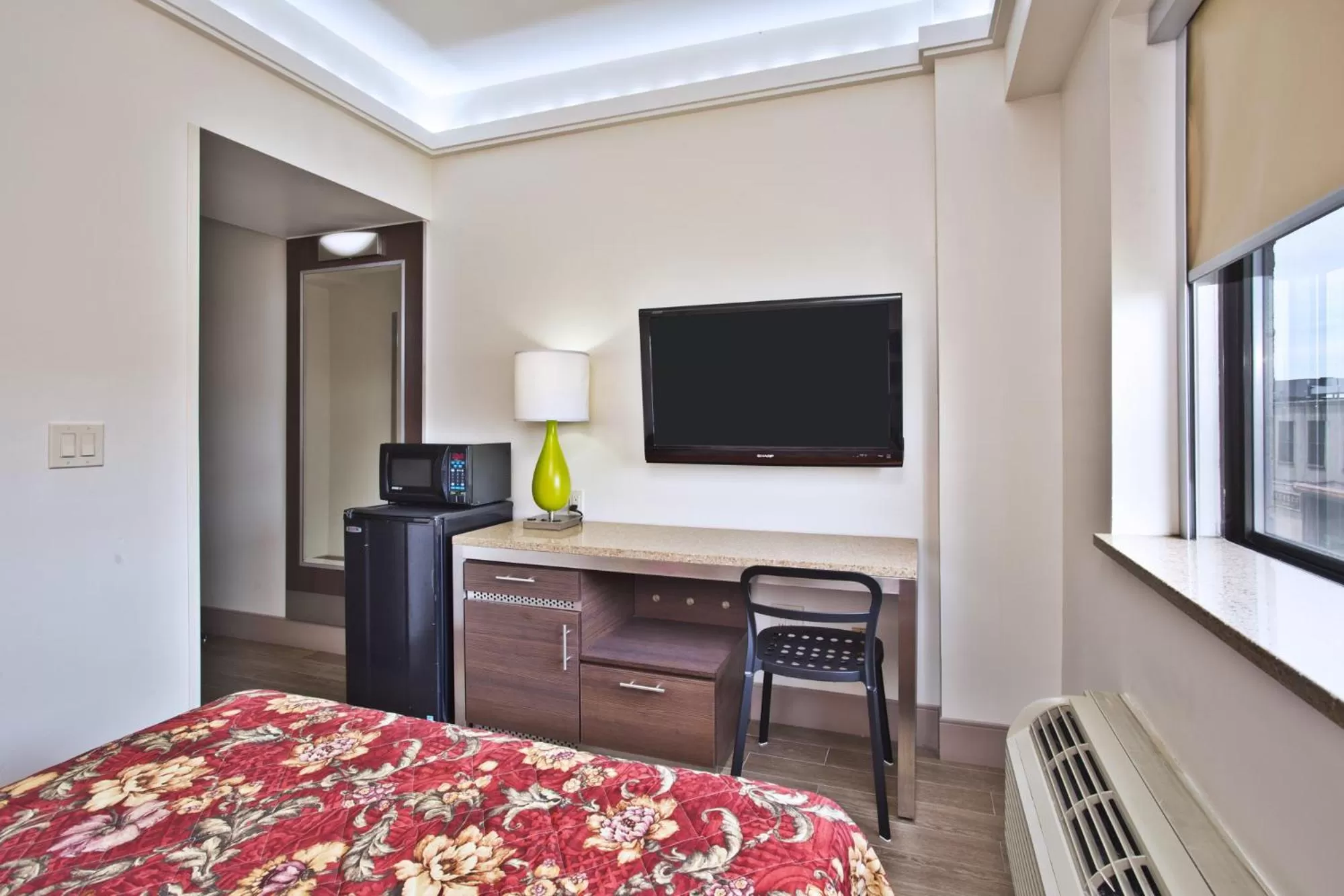 Photo of the whole room, Bed in Commack Inn