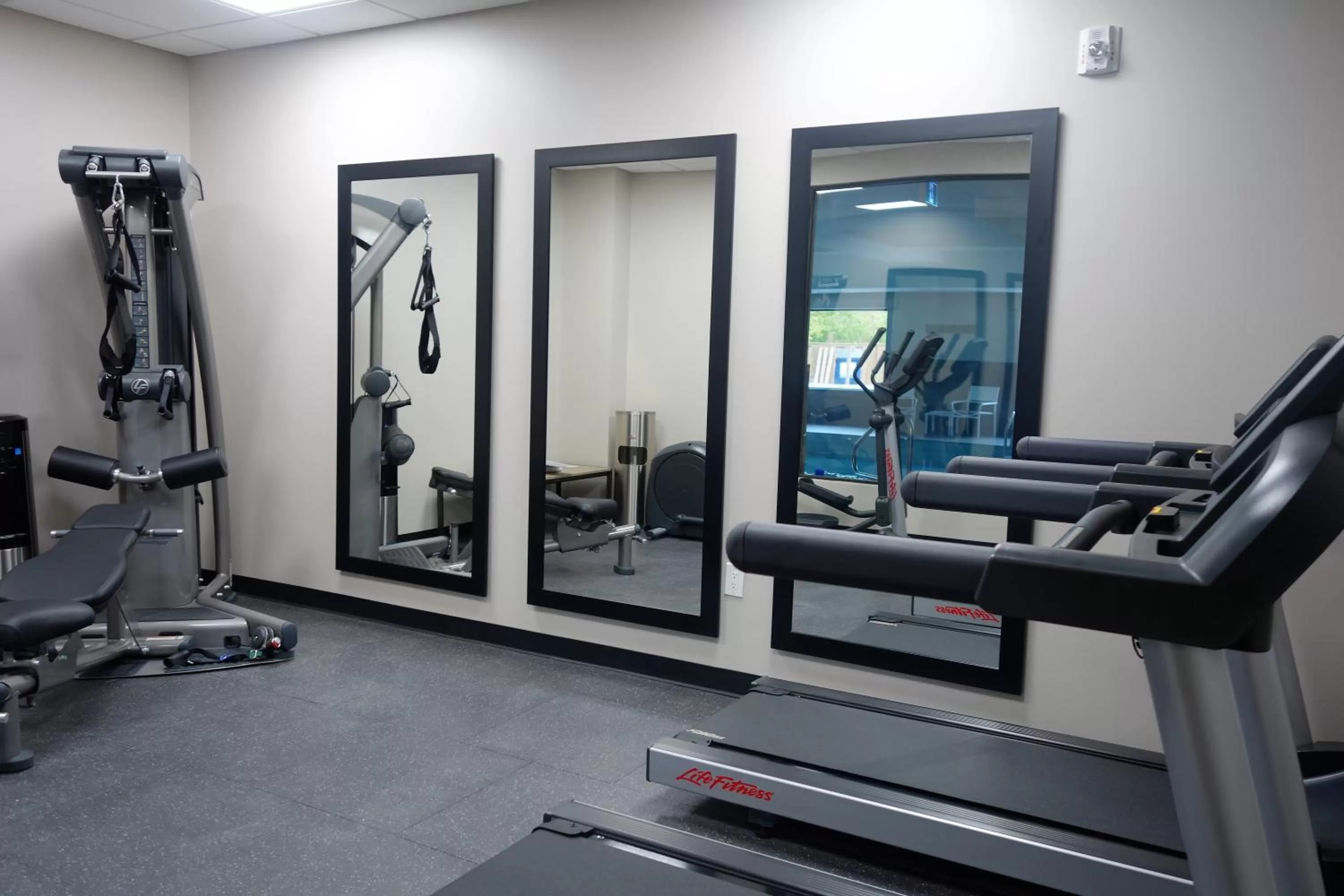 Fitness centre/facilities in Country Inn & Suites by Radisson, Belleville, ON