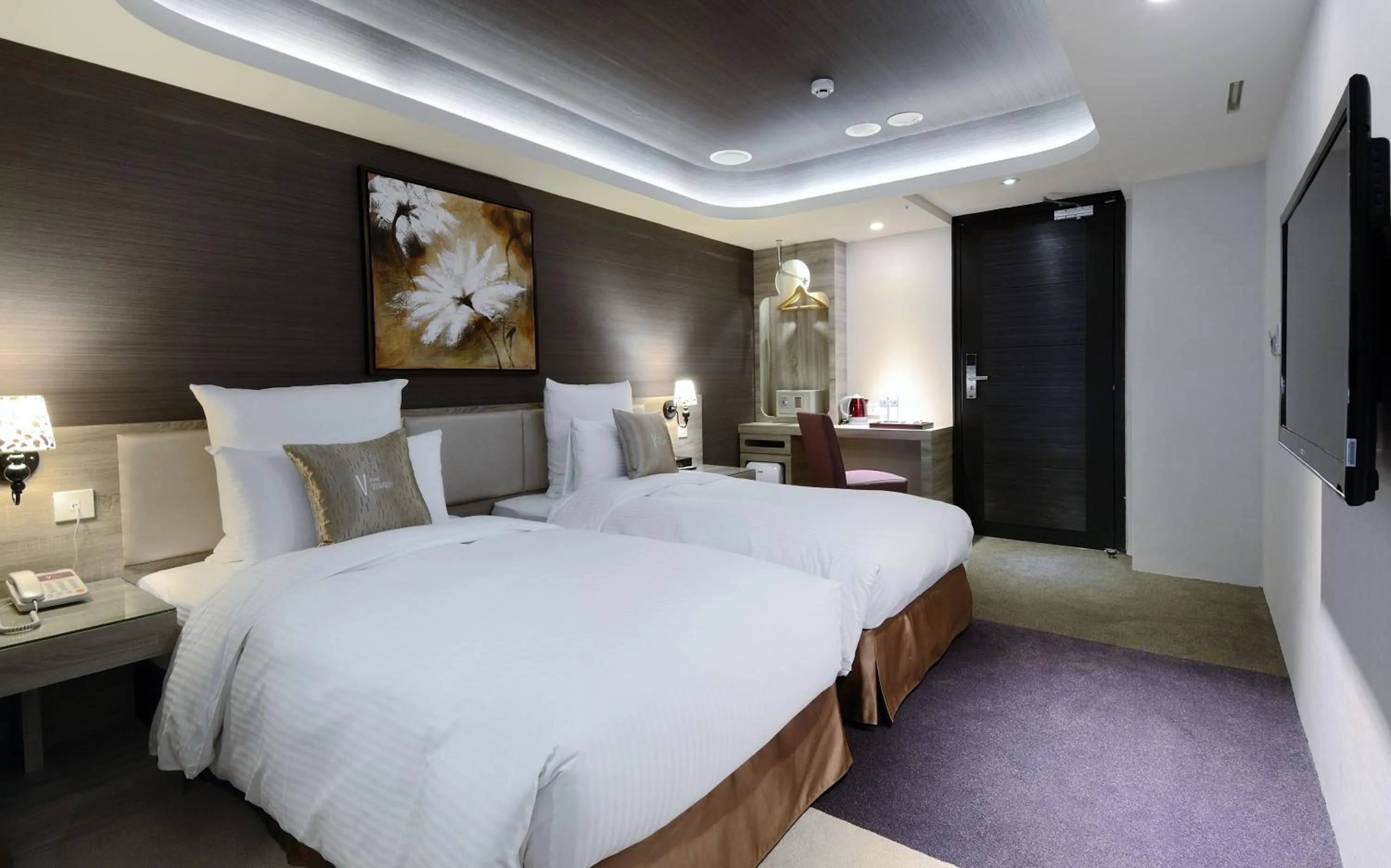 Photo of the whole room, Bed in V-one Vogue Hotel