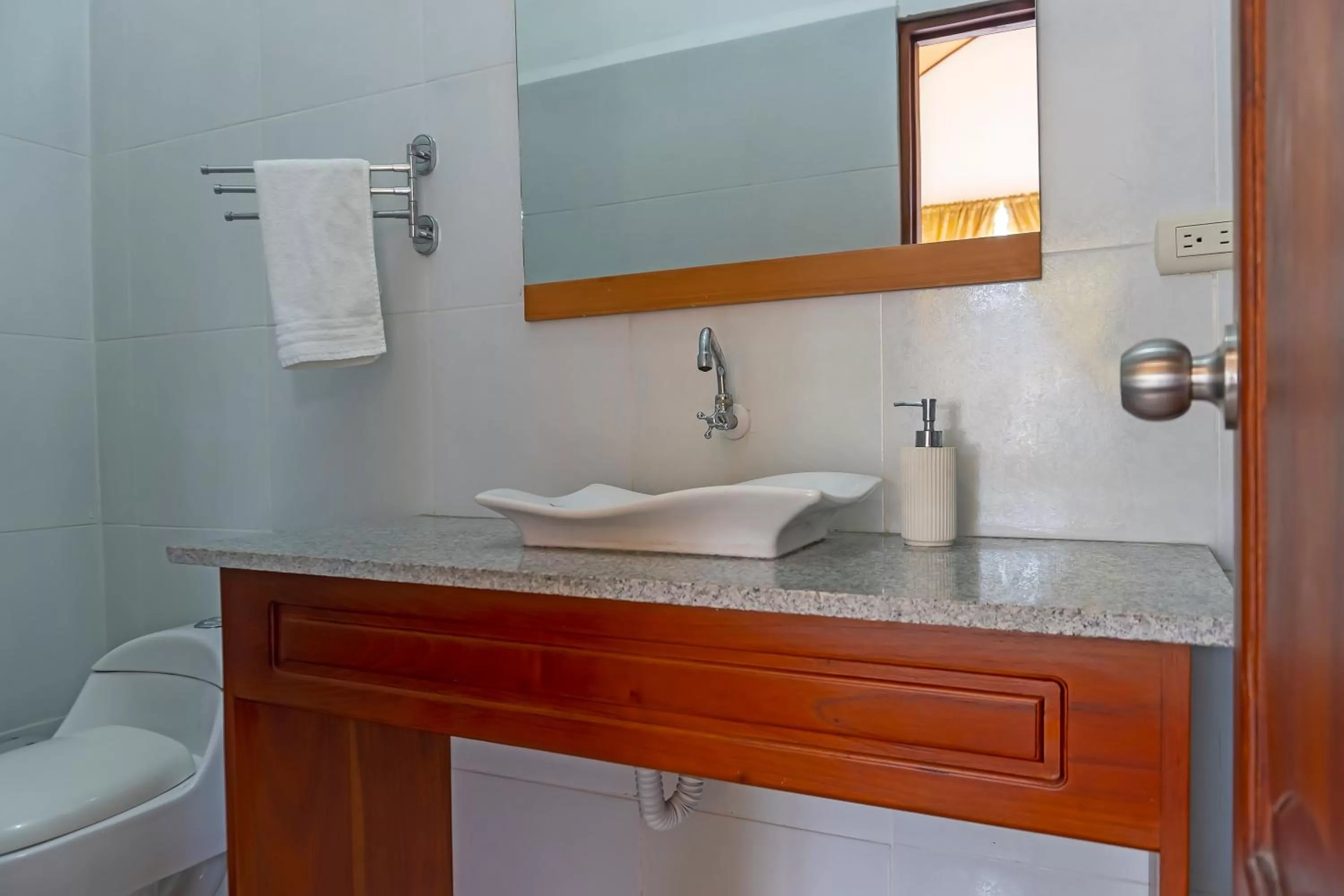 Bathroom in Hotel Coral Blanco with high speed internet Starlink
