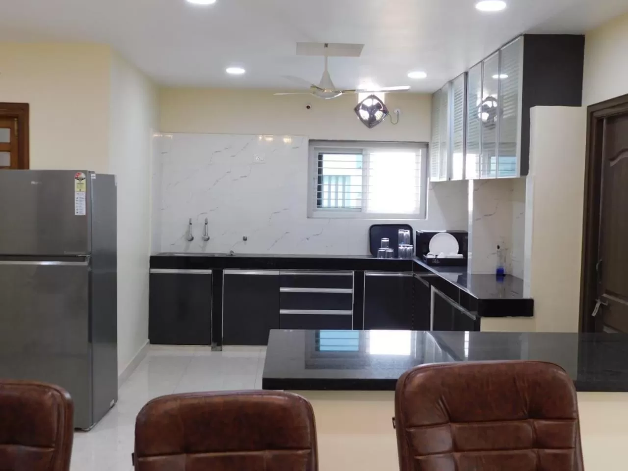 Kitchen or kitchenette in Hotel Voila Atnest Suites Kokapet, Business Hotel