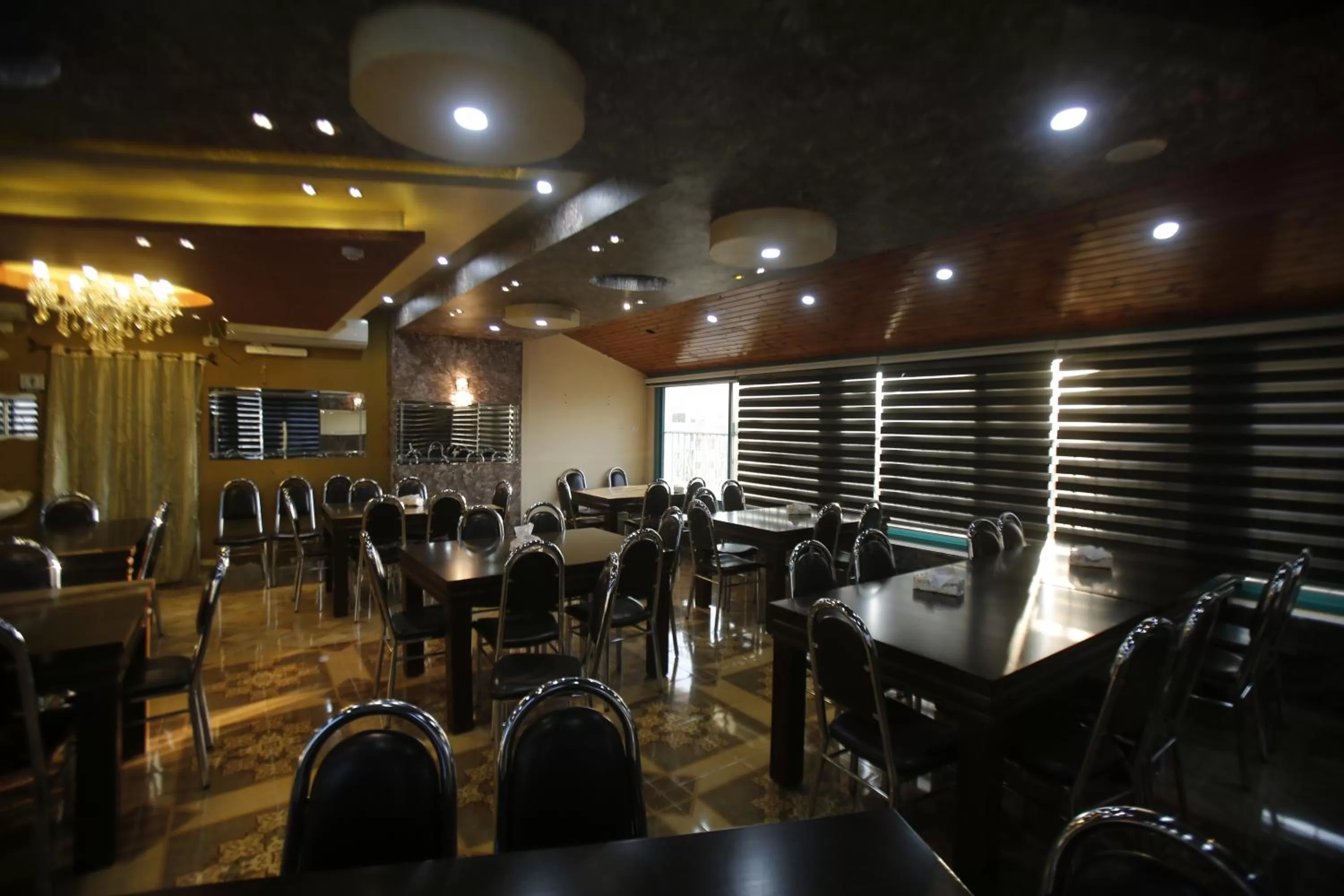 Restaurant/places to eat in Isra Hotel