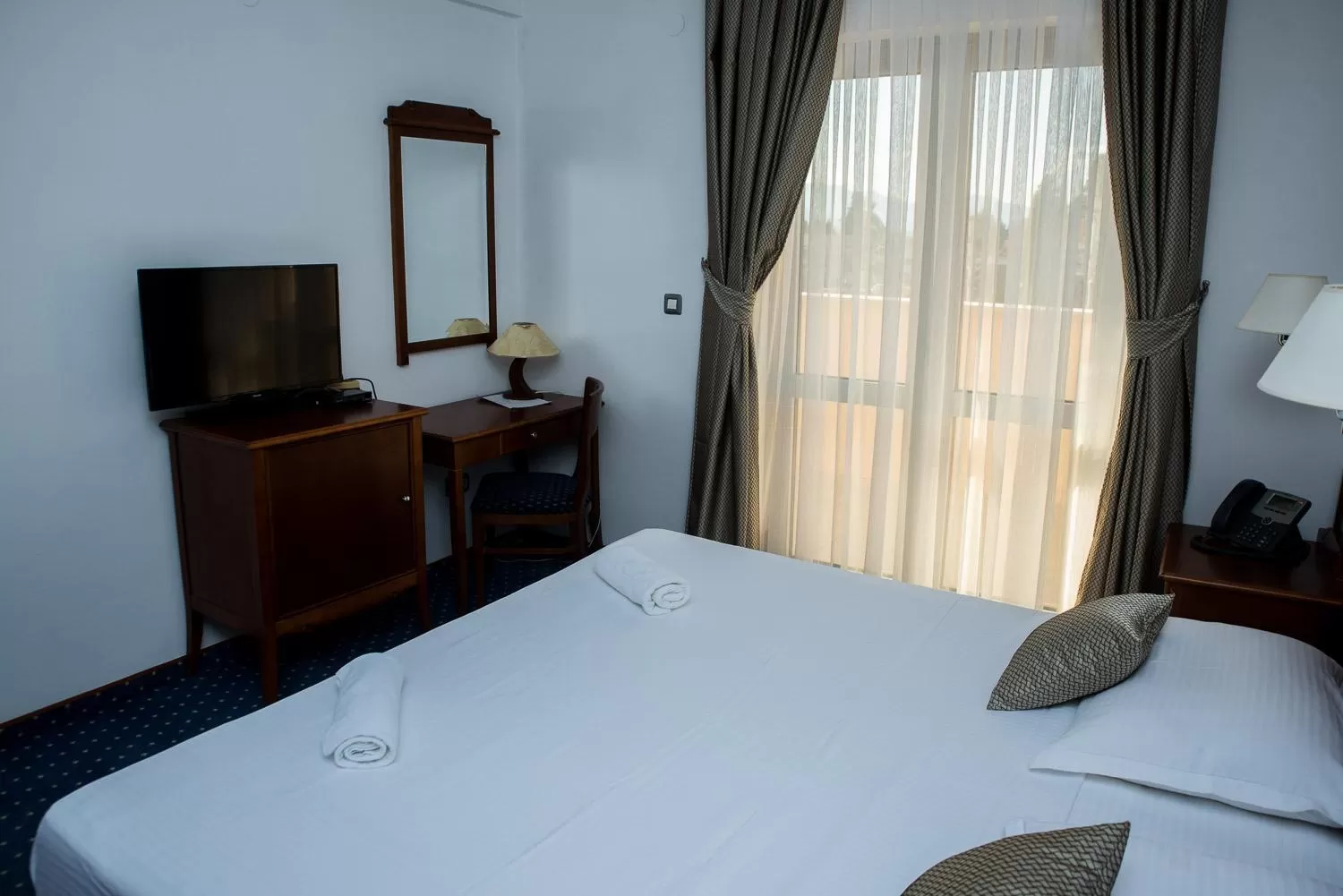 Communal lounge/ TV room, Bed in Hotel Hum