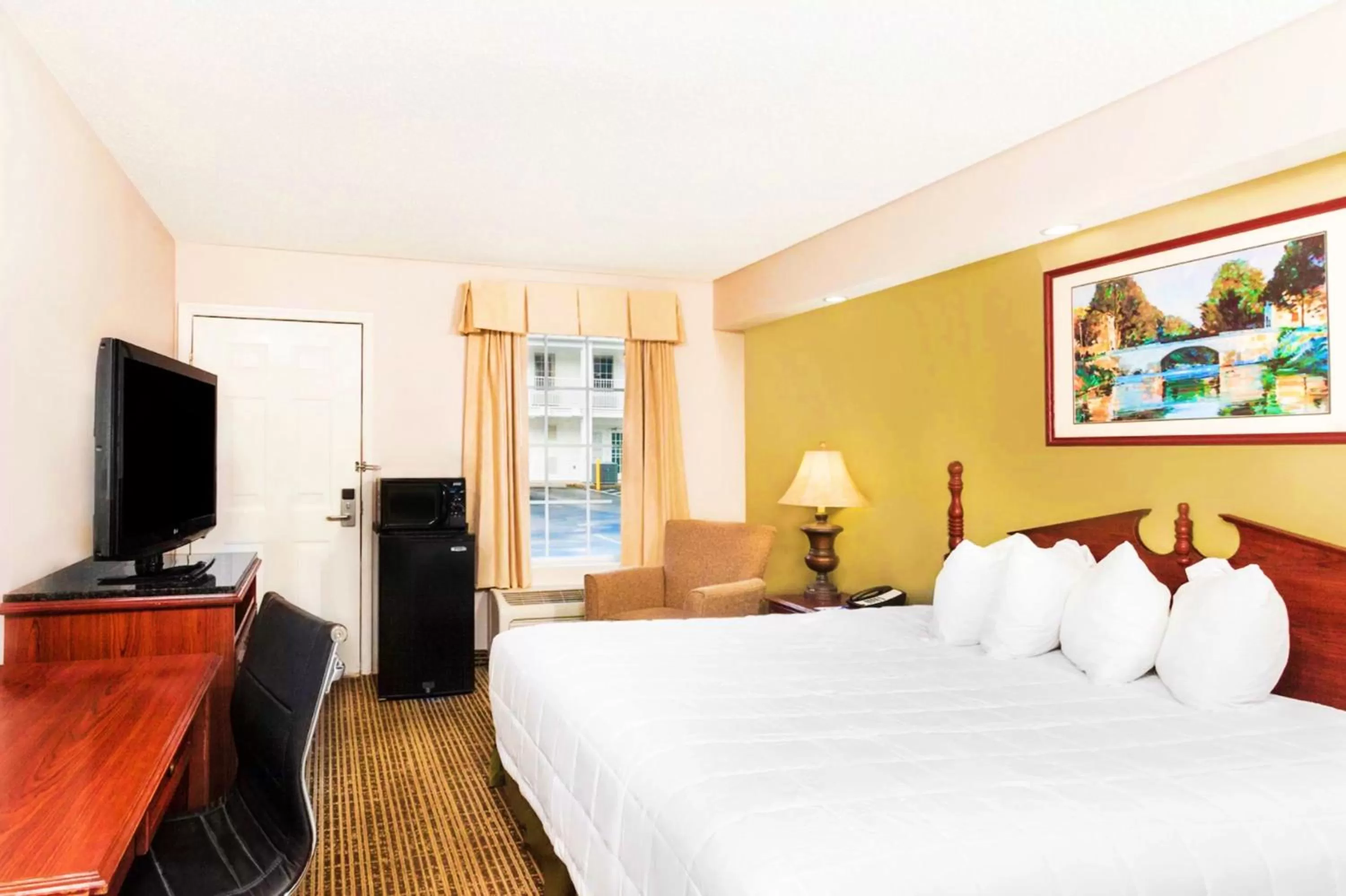 Bed in Baymont by Wyndham Tullahoma