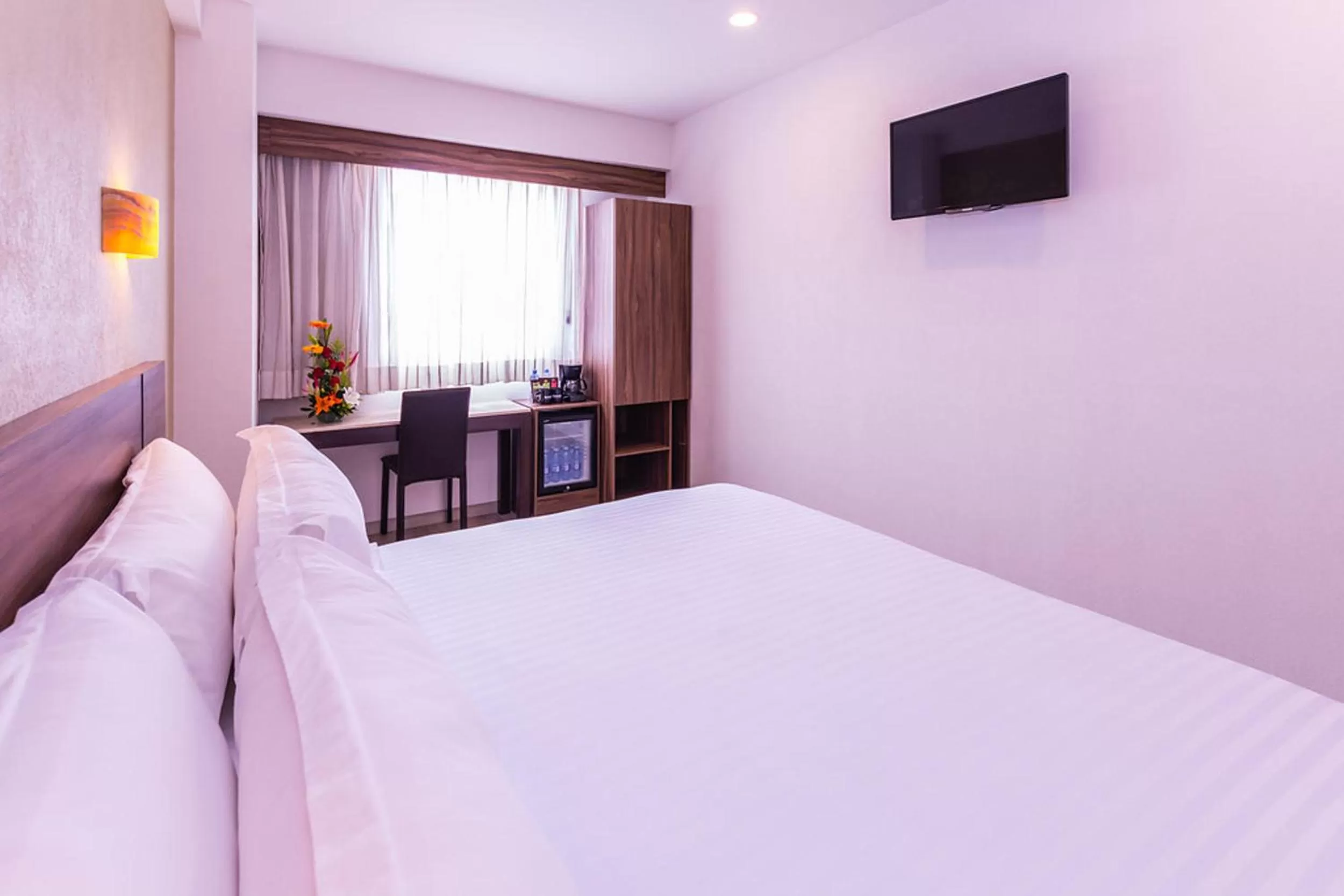 Photo of the whole room, Bed in Crown Victoria Hotel