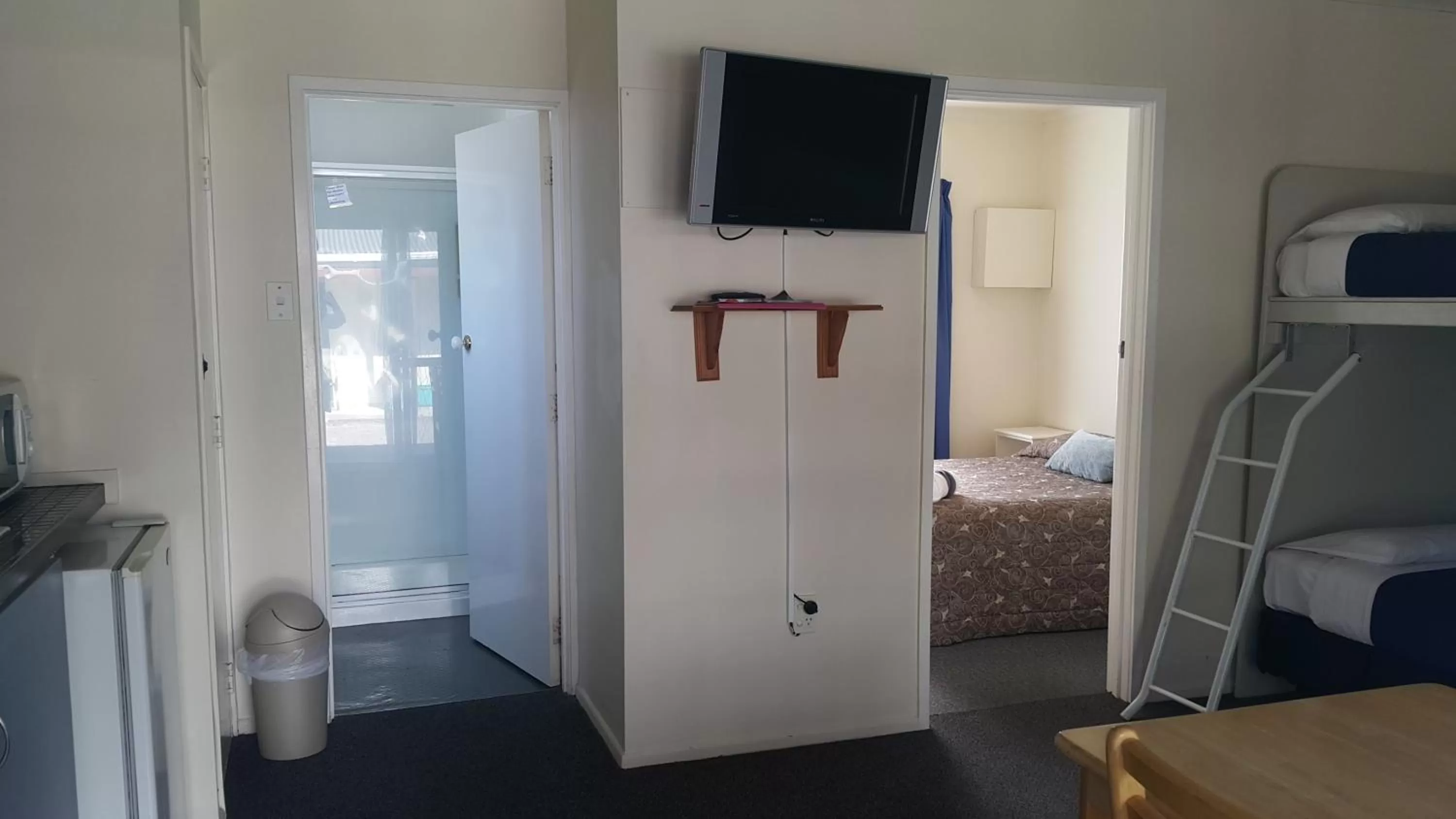 Photo of the whole room, Bed in Camellia Court Family Motel