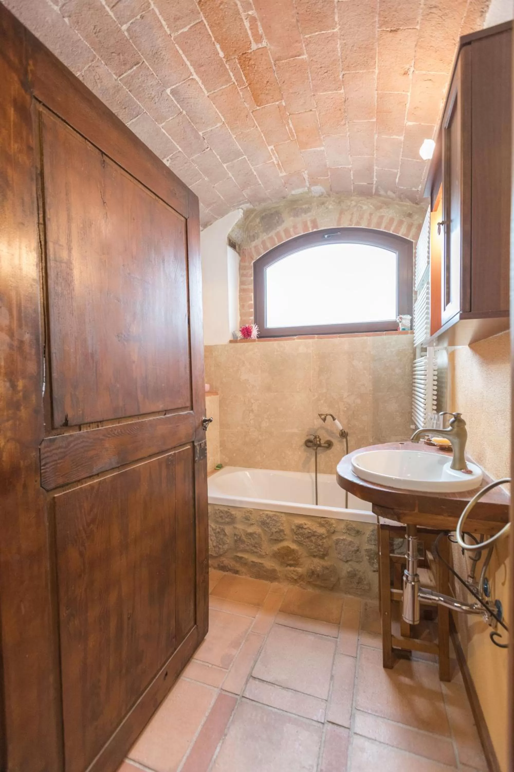 Bed, Bathroom in B&B Podere Legnotorto