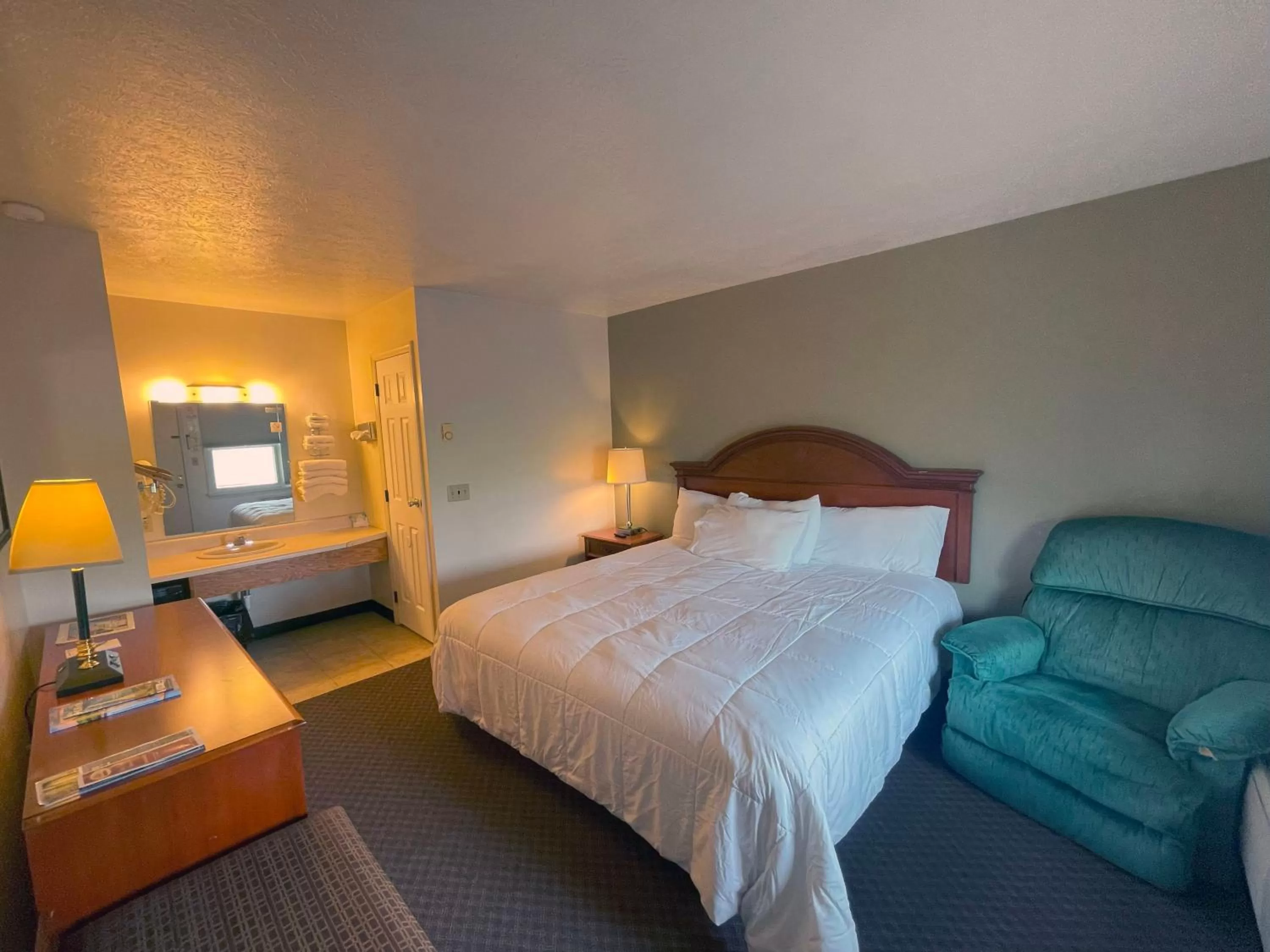 Bed in Plantation Motel