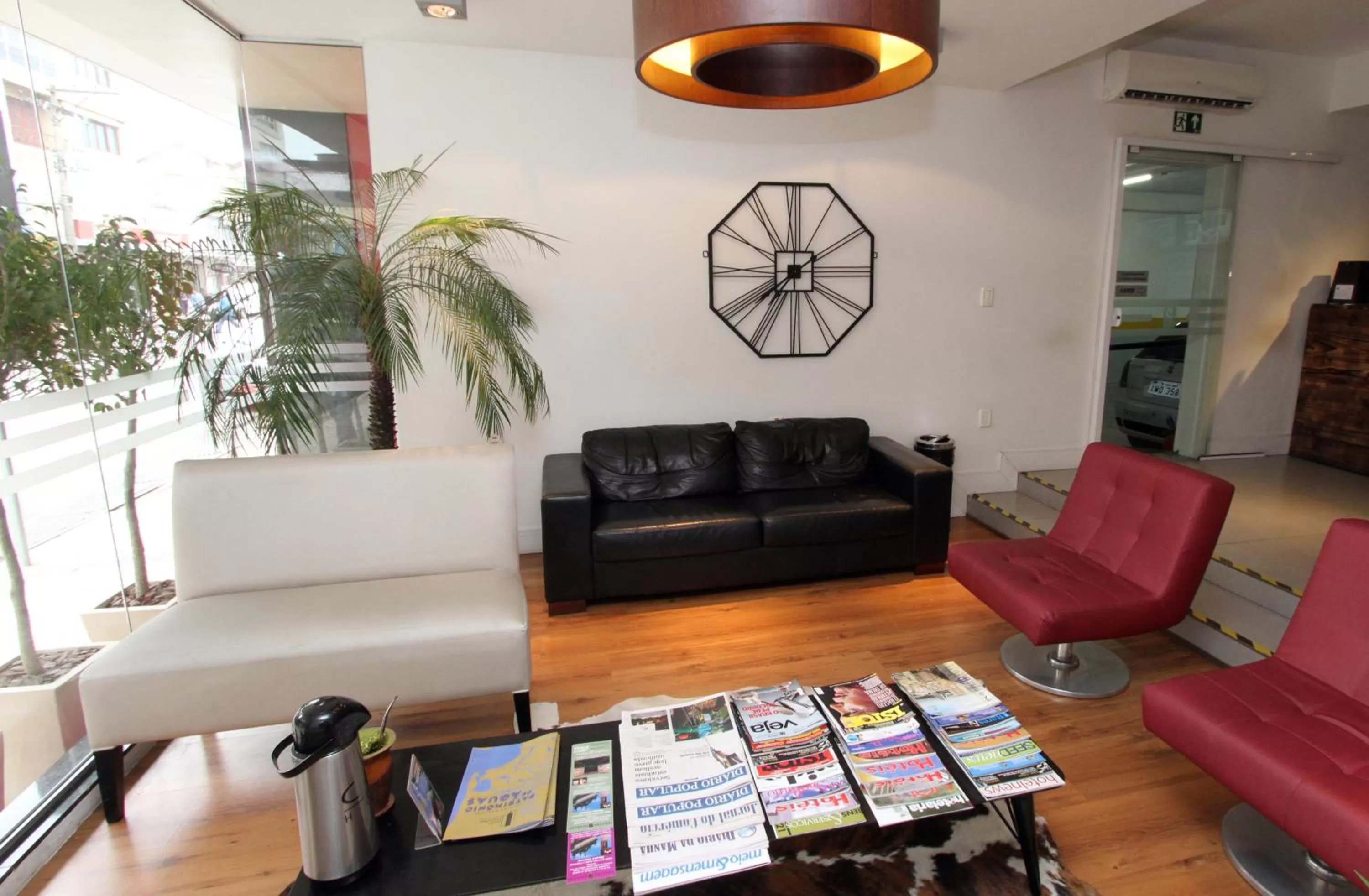 Communal lounge/ TV room in Hotel Curi Executive