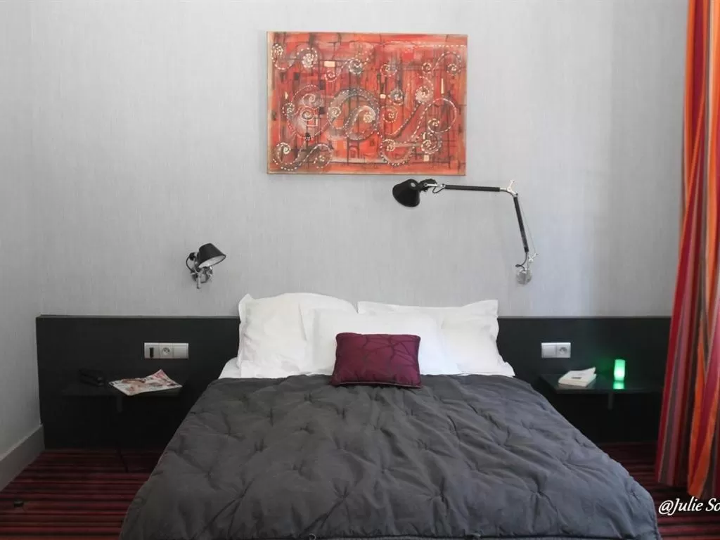 Bedroom, Bed in Hôtel Latino Reims Centre
