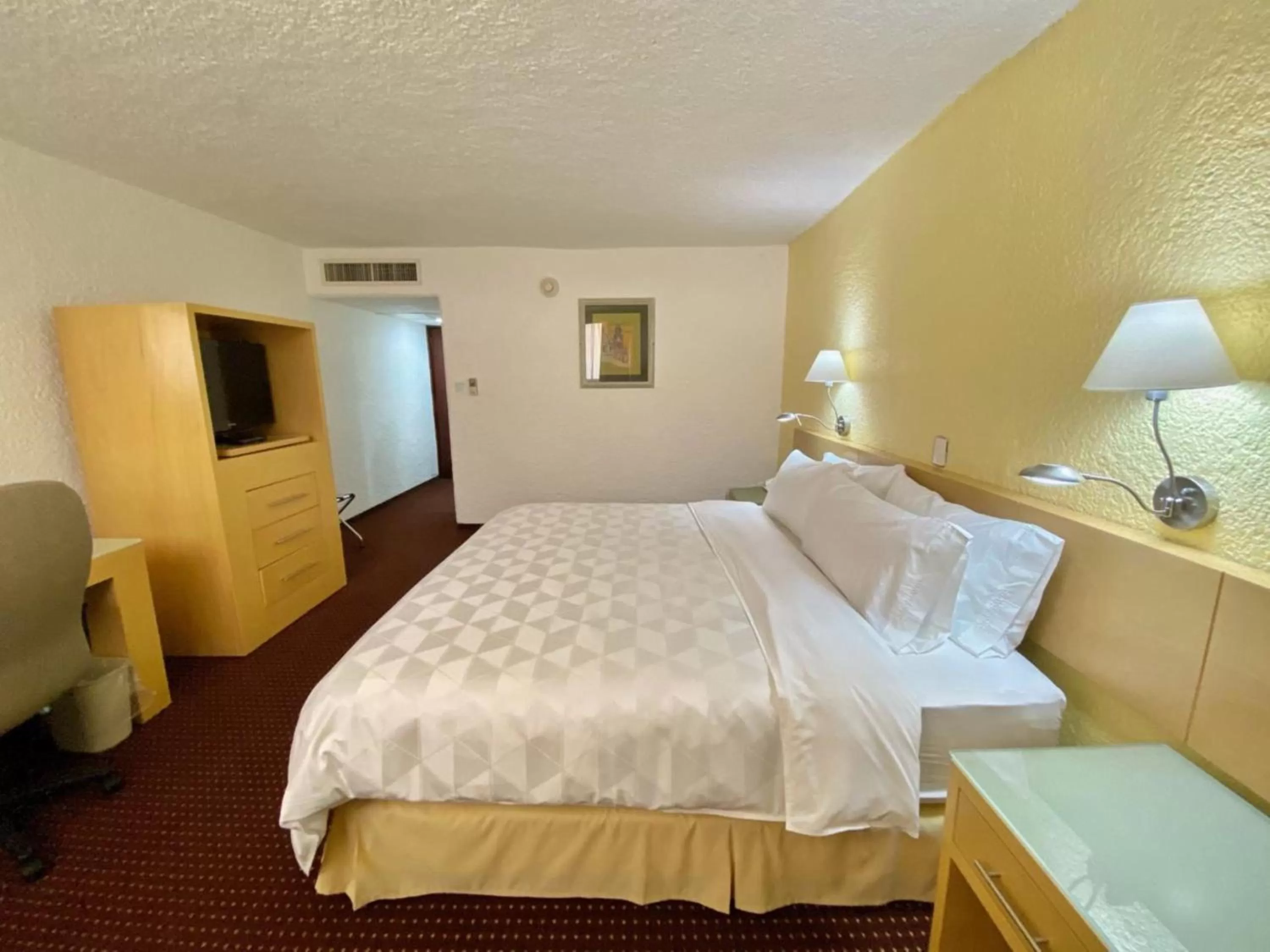 Photo of the whole room, Bed in Holiday Inn Morelia by IHG