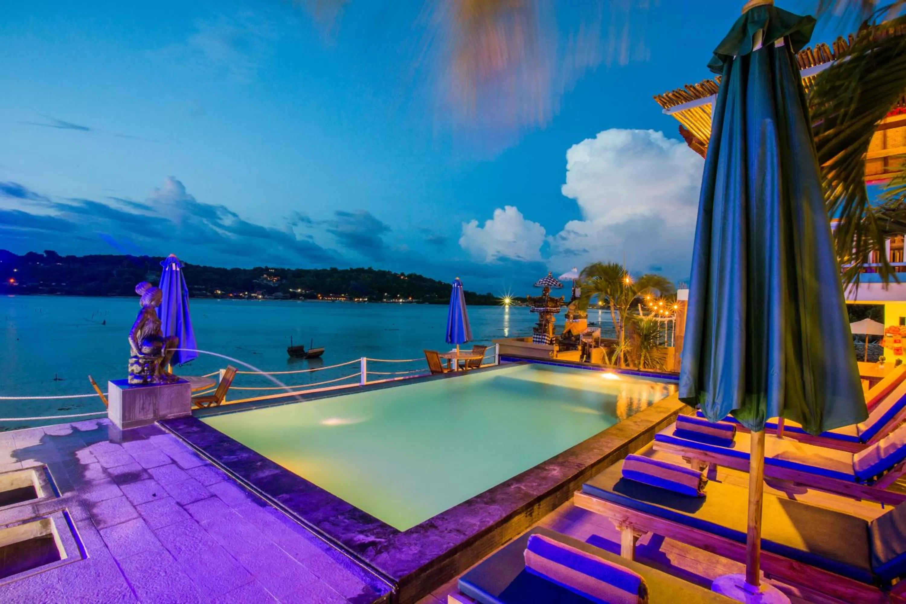 Swimming pool in Aurora Beach View