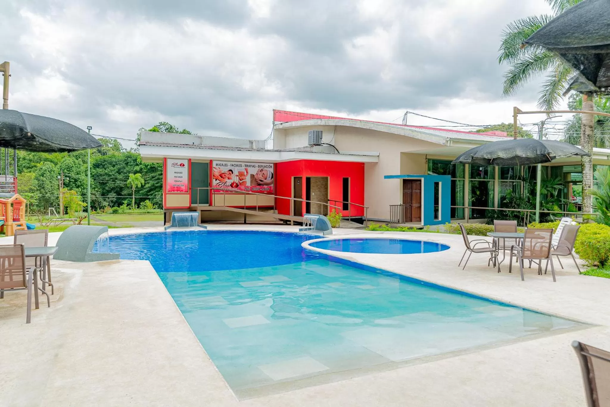 Swimming pool in Hotel Los Rios