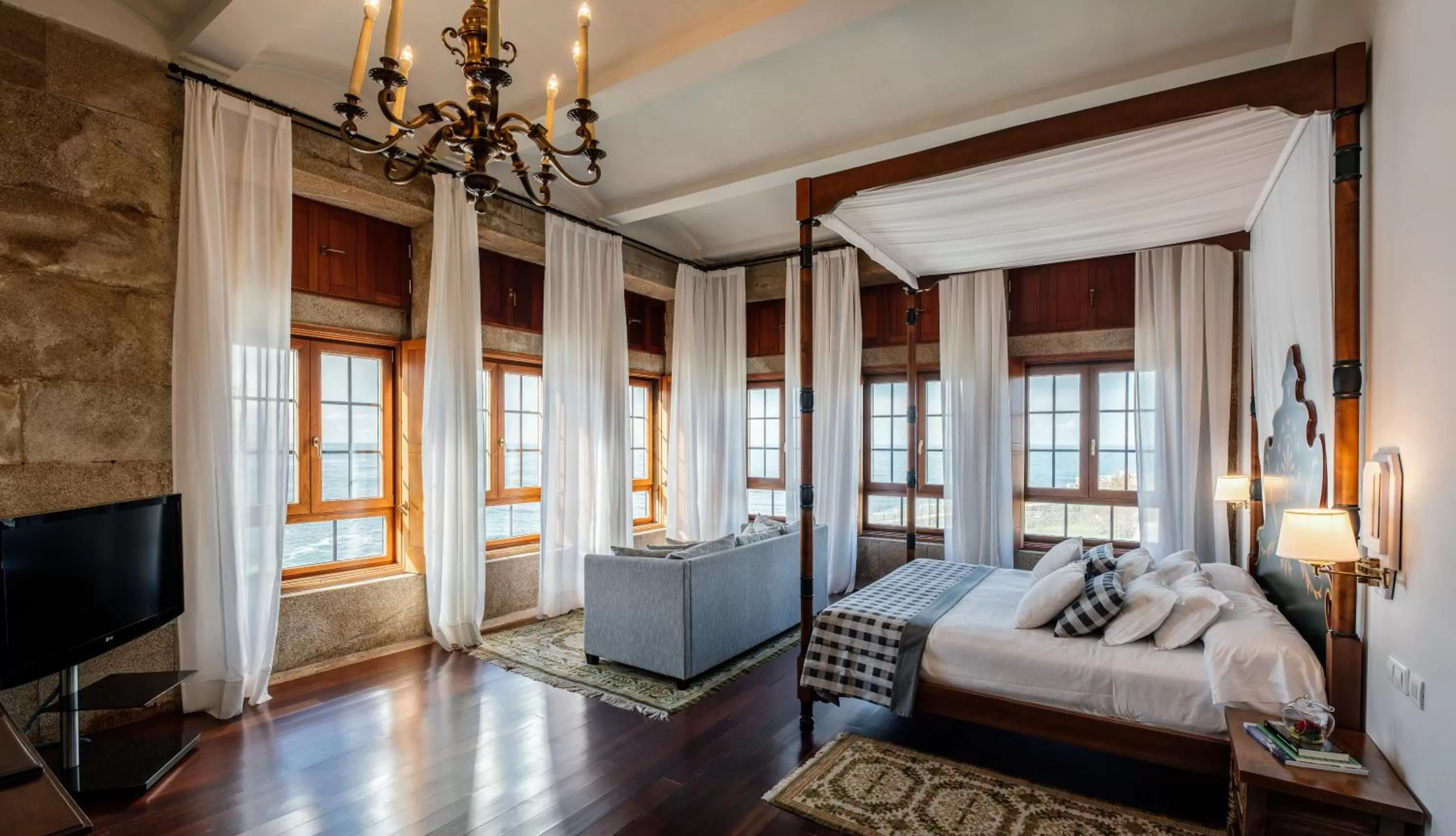 Photo of the whole room, Bed in Parador de Baiona