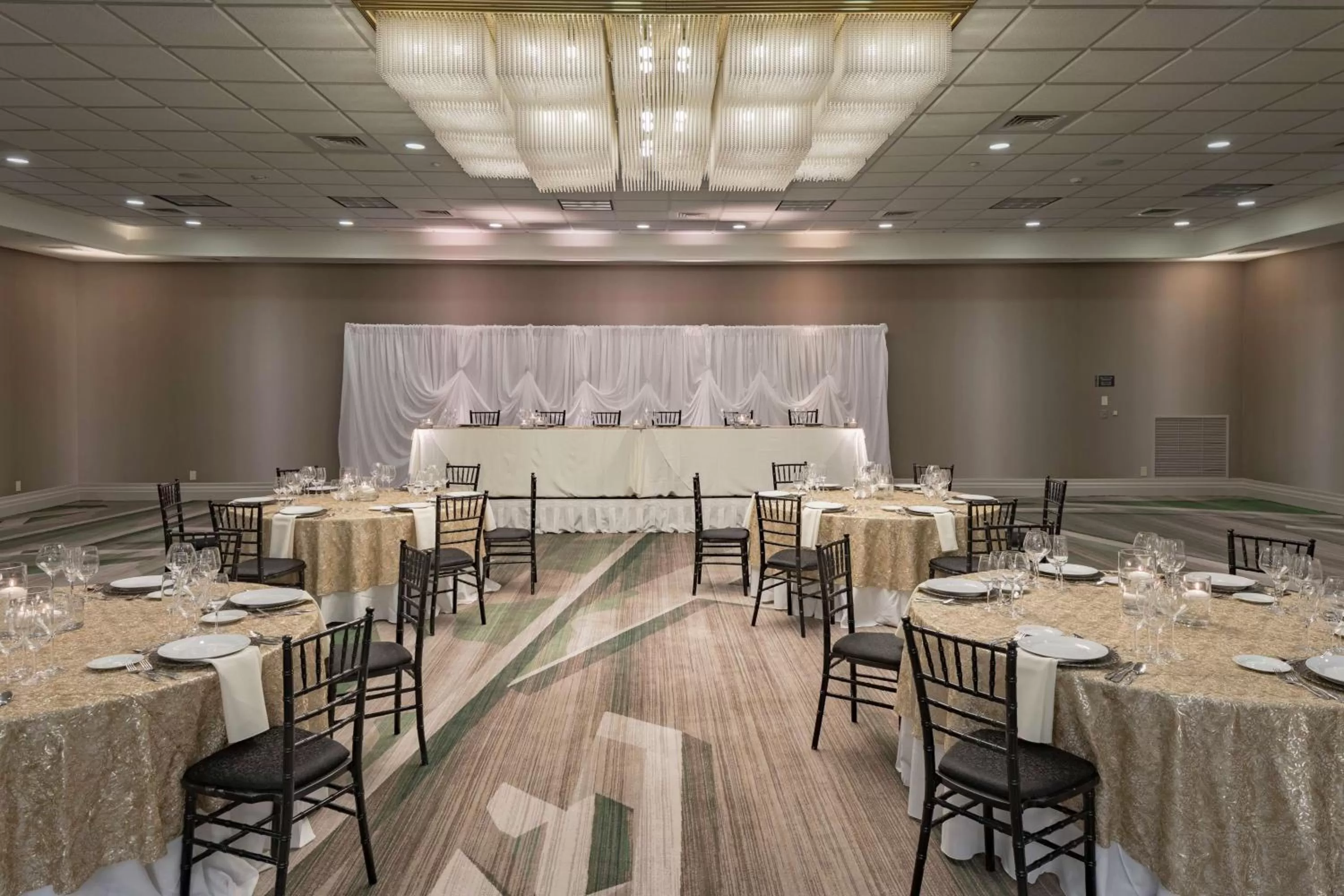 Dining area in Hilton Birmingham Downtown at UAB