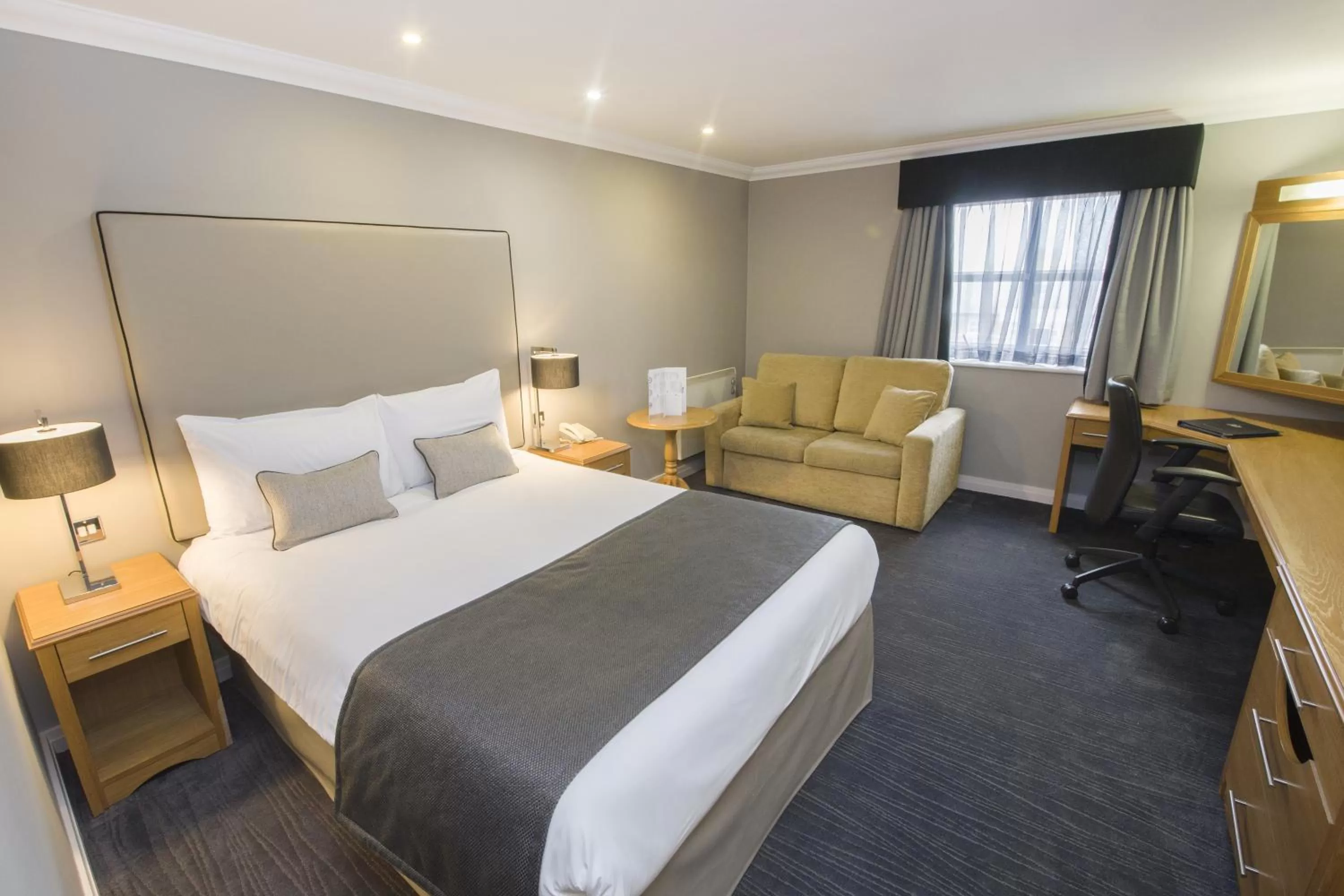 Photo of the whole room, Bed in The Worcester Whitehouse Hotel