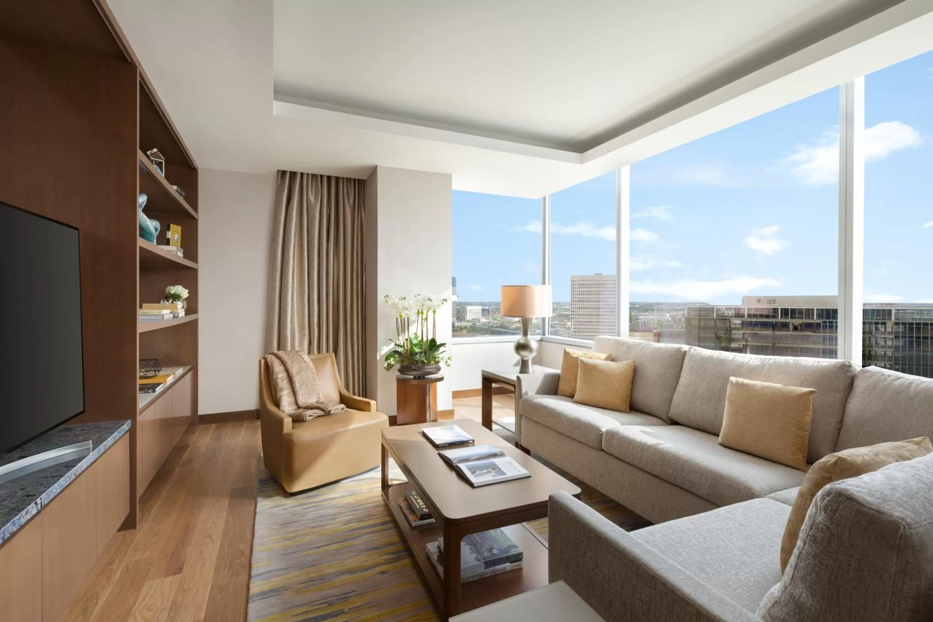 Photo of the whole room in InterContinental Houston by IHG