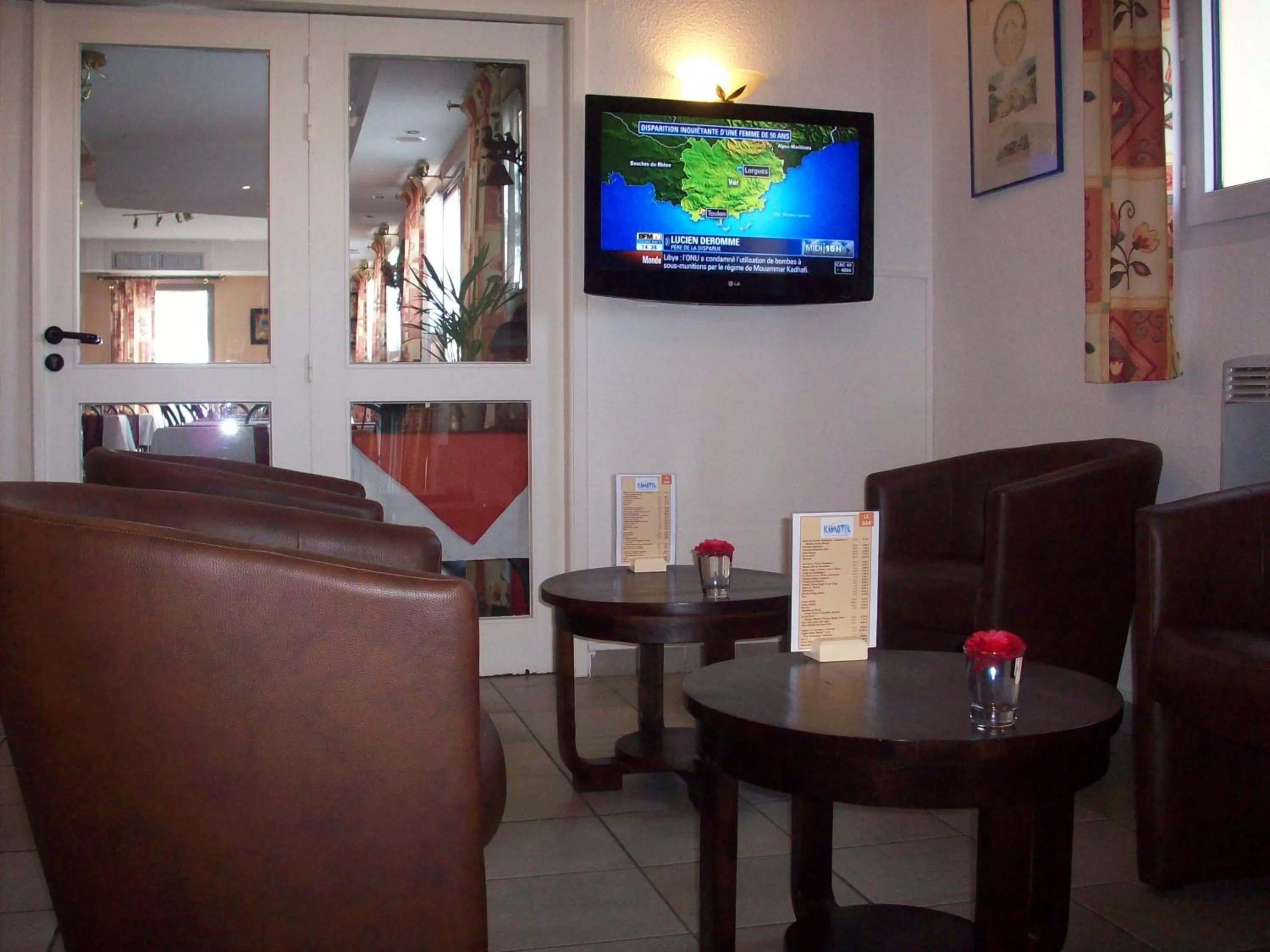 Communal lounge/ TV room in Kimotel Epône-Flins