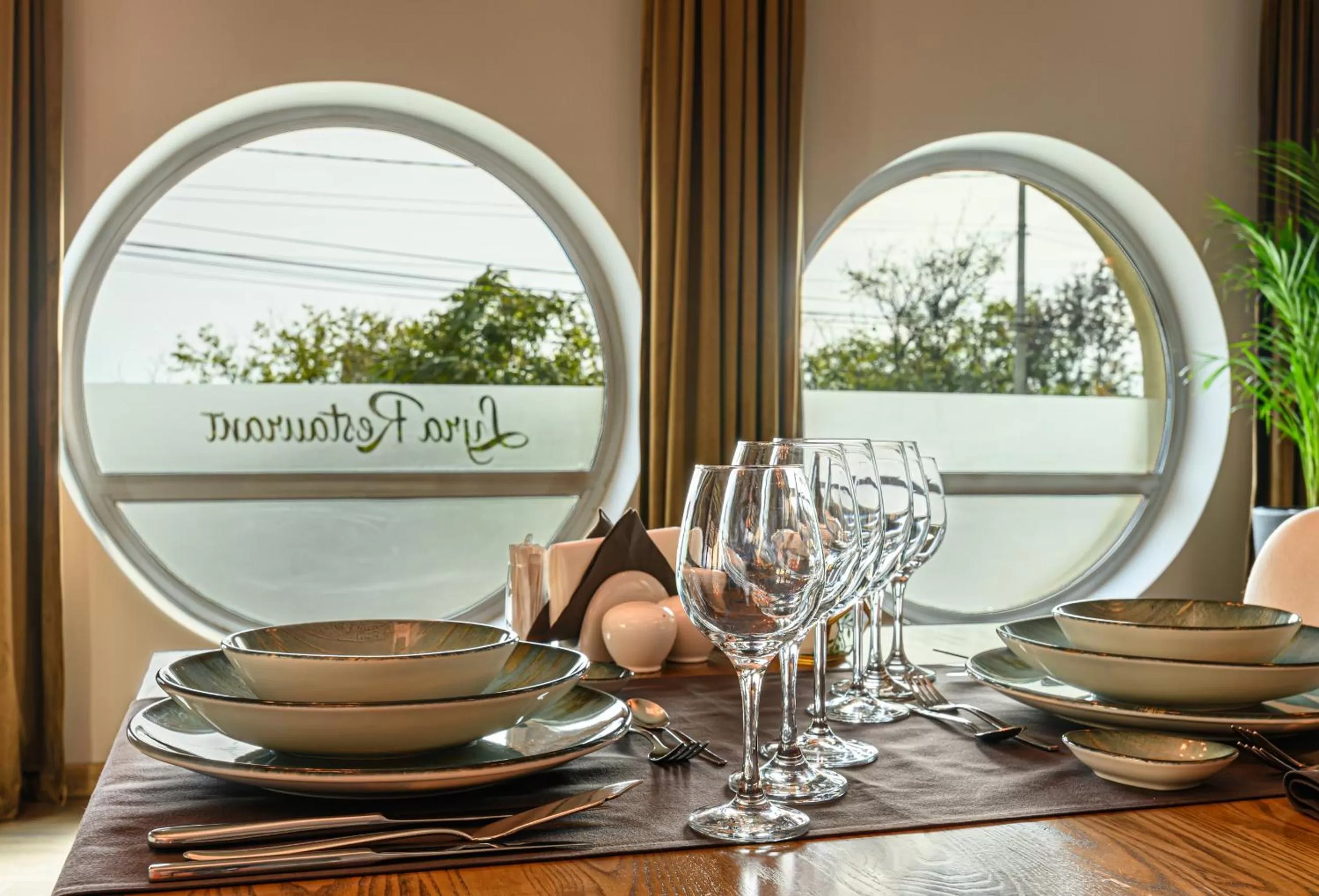 Restaurant/places to eat in Faleza Hotel by Vega