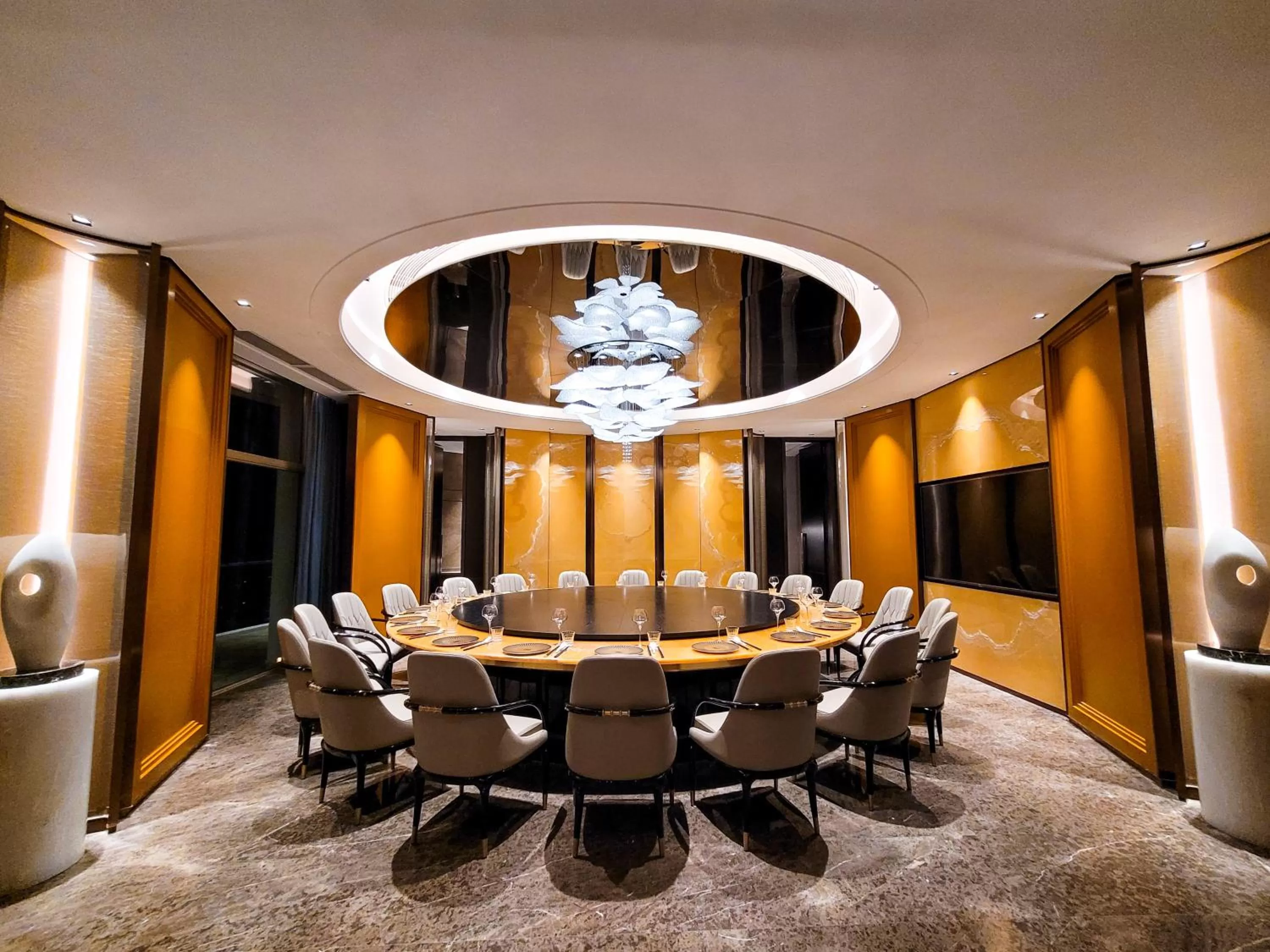 Dining area in Howard Johnson Plaza by Wyndham Blue Bay Sihanoukville