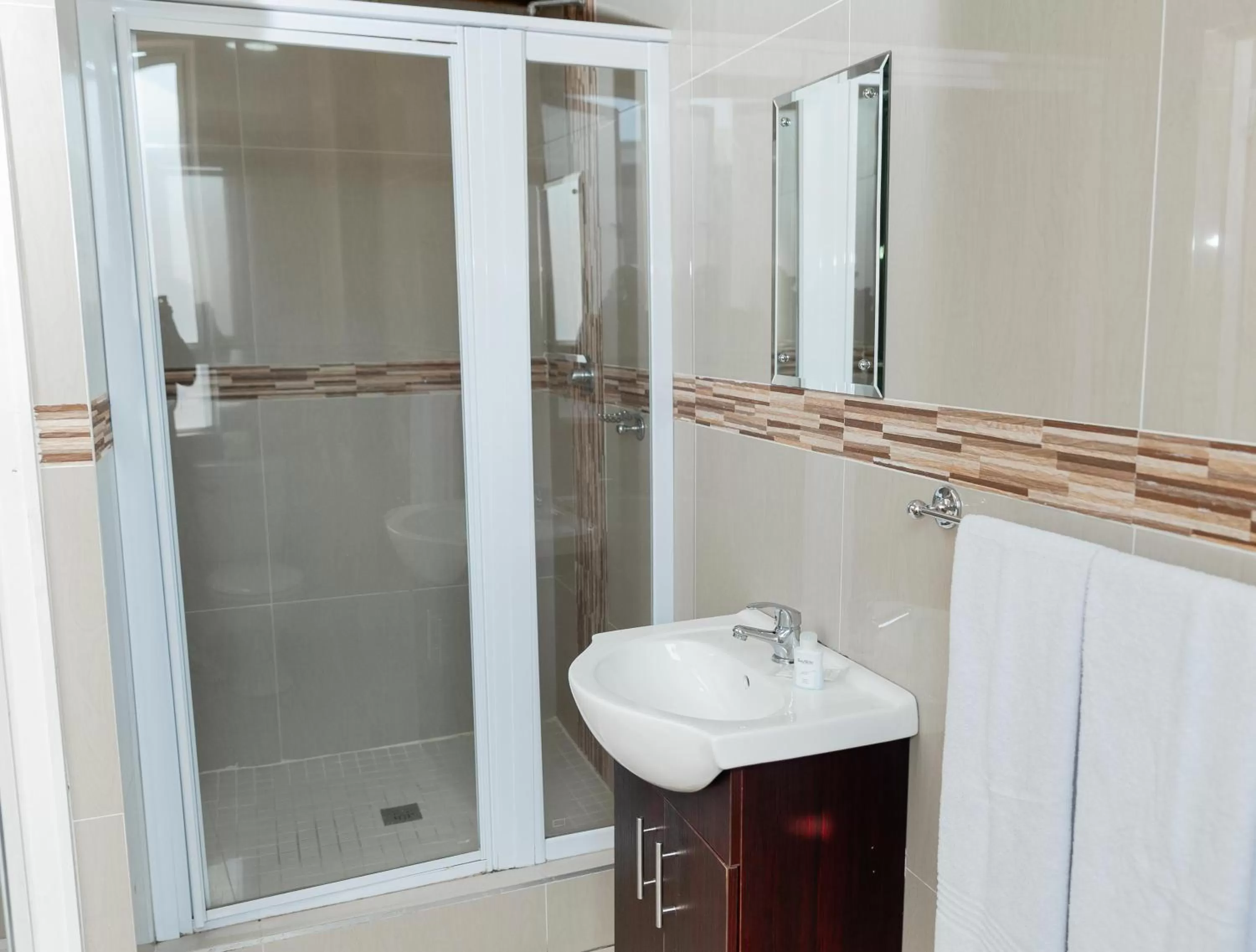 Shower in Bayside Hotel 100 Pixley Kaseme Street (West Street)