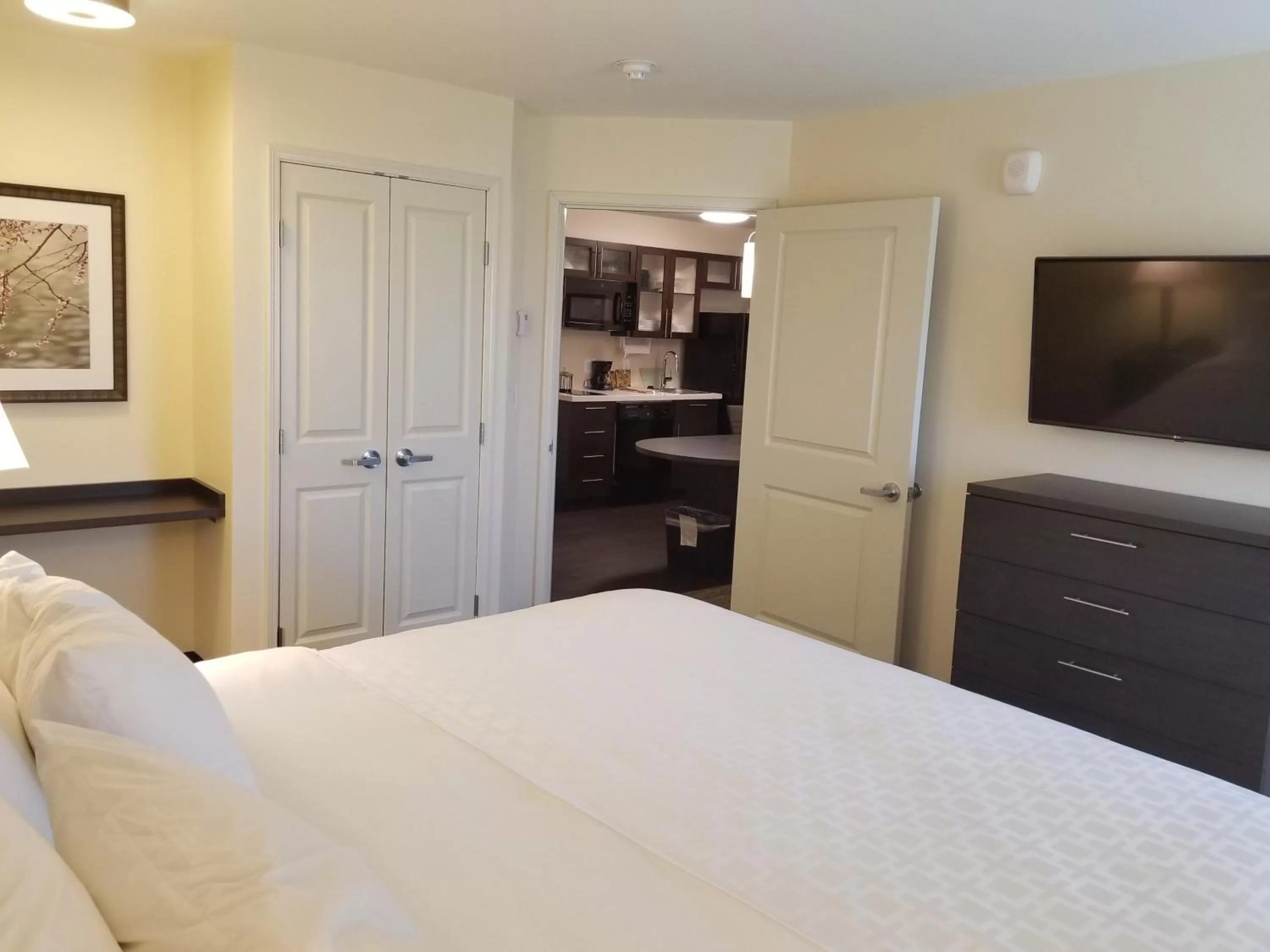 Photo of the whole room, Bed in Candlewood Suites - Davenport by IHG