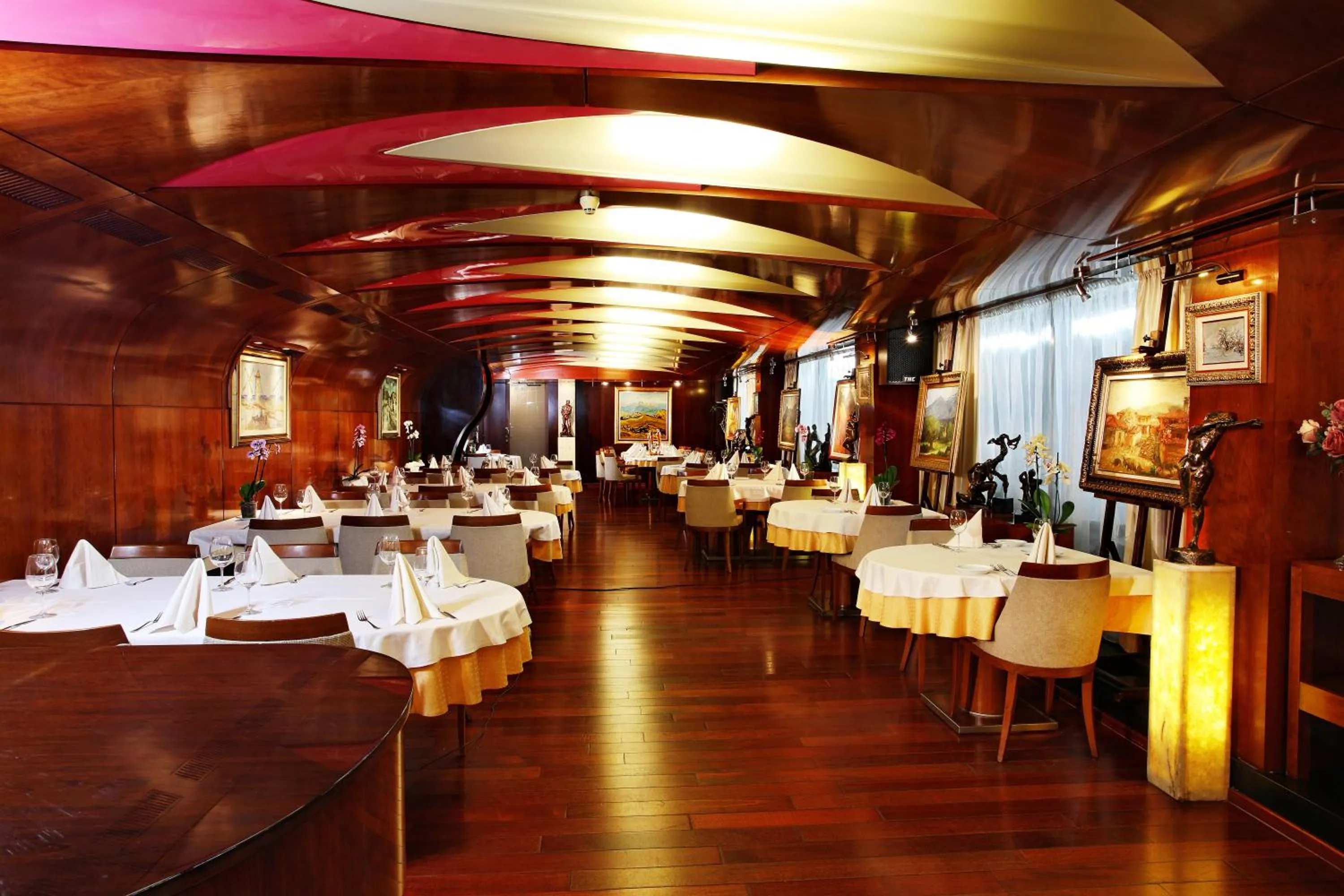 Restaurant/places to eat in Hotel Anel