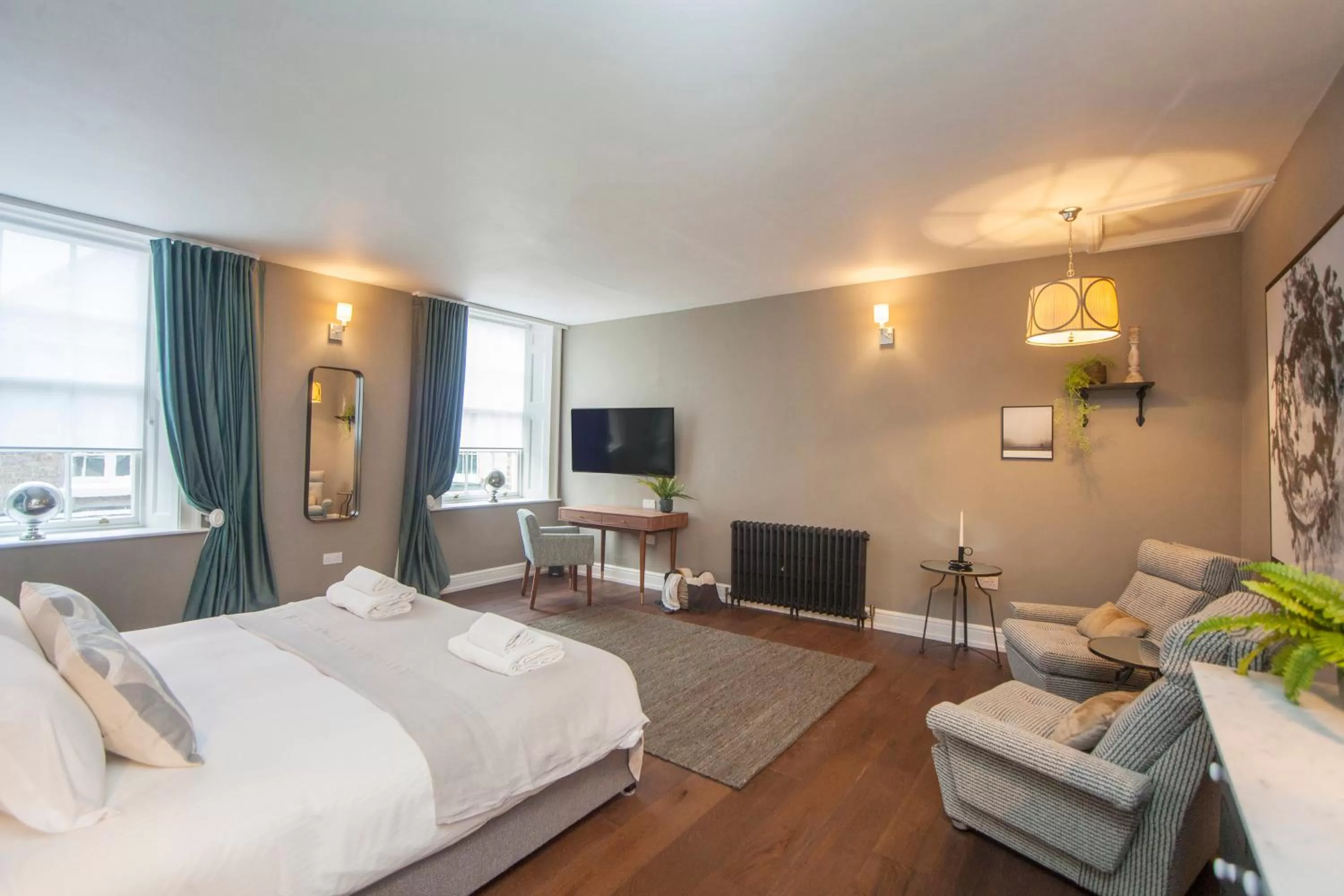 Bedroom, TV/Entertainment Center in The King's Arms