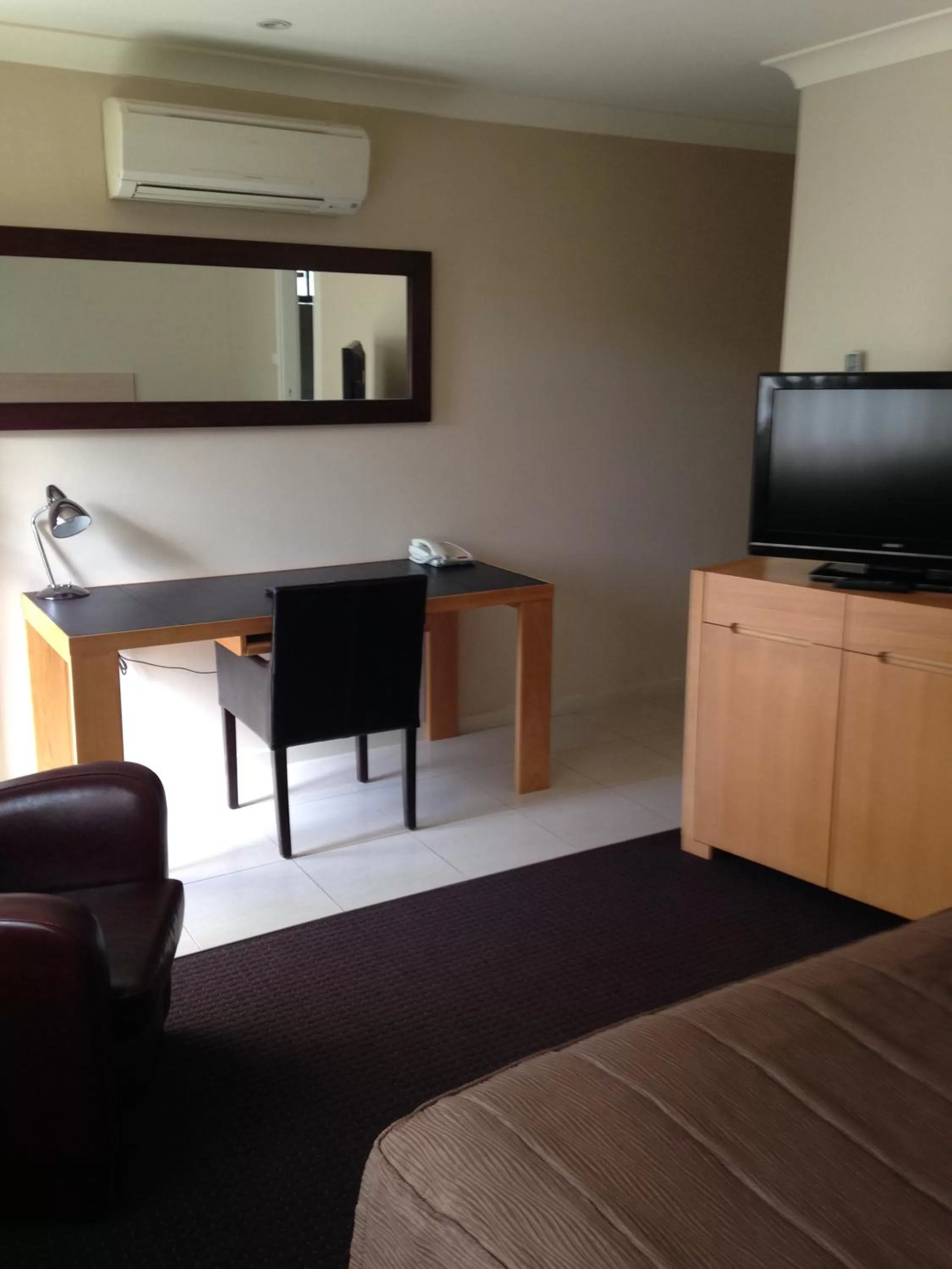 Decorative detail, Bed in Francis Phillip Motor Inn and The Lodge